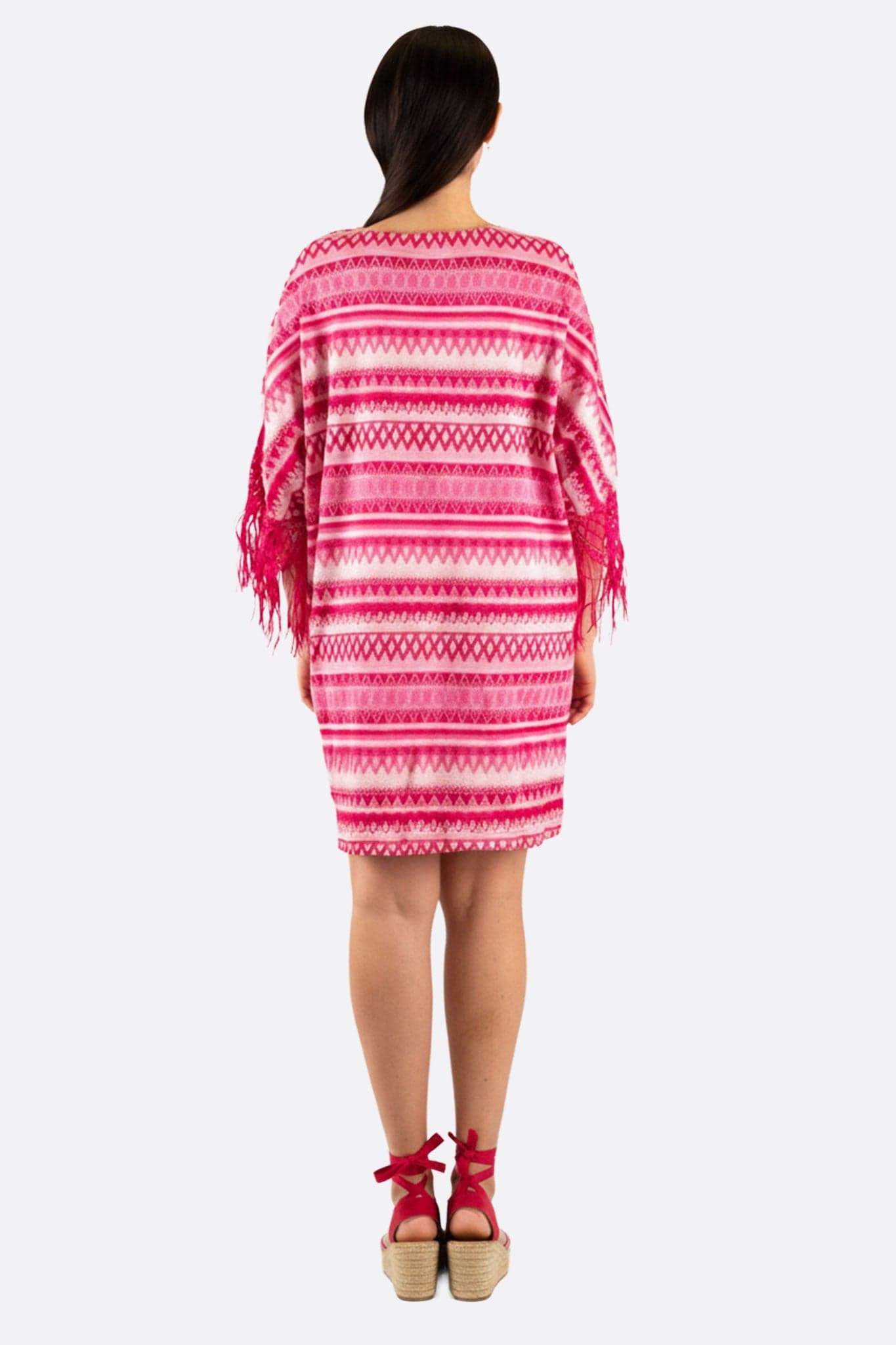 Damenkleid aus rosa Jacquard-Strick, im 3/4-Winkel präsentiert, ideal für einen eleganten Look in jeder...