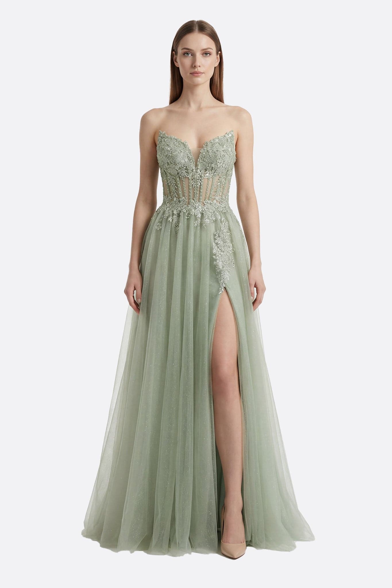Robe de soirée longue vert sauge avec corset perlé et jupe en tulle fendue, parfaite pour un événement chic et raffiné.