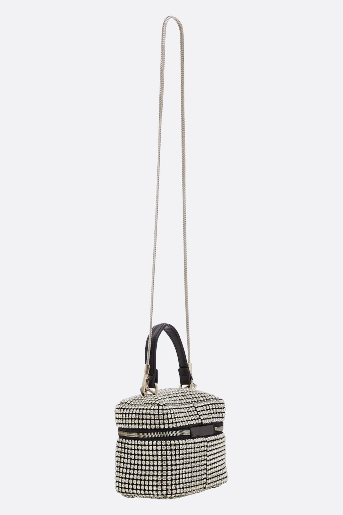 Détail du sac à main de soirée en cristaux argentés, mettant en valeur la texture scintillante et la bandoulière élégante.