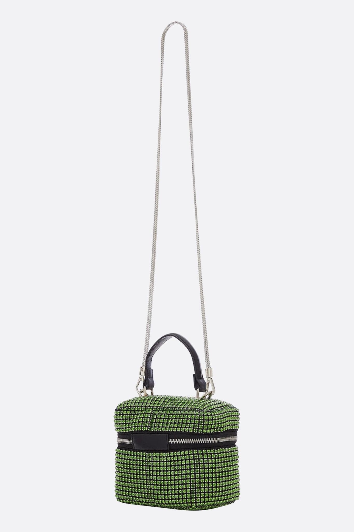 Détail élégant du sac à main de soirée scintillant, mettant en avant les cristaux verts et la bandoulière détachable.