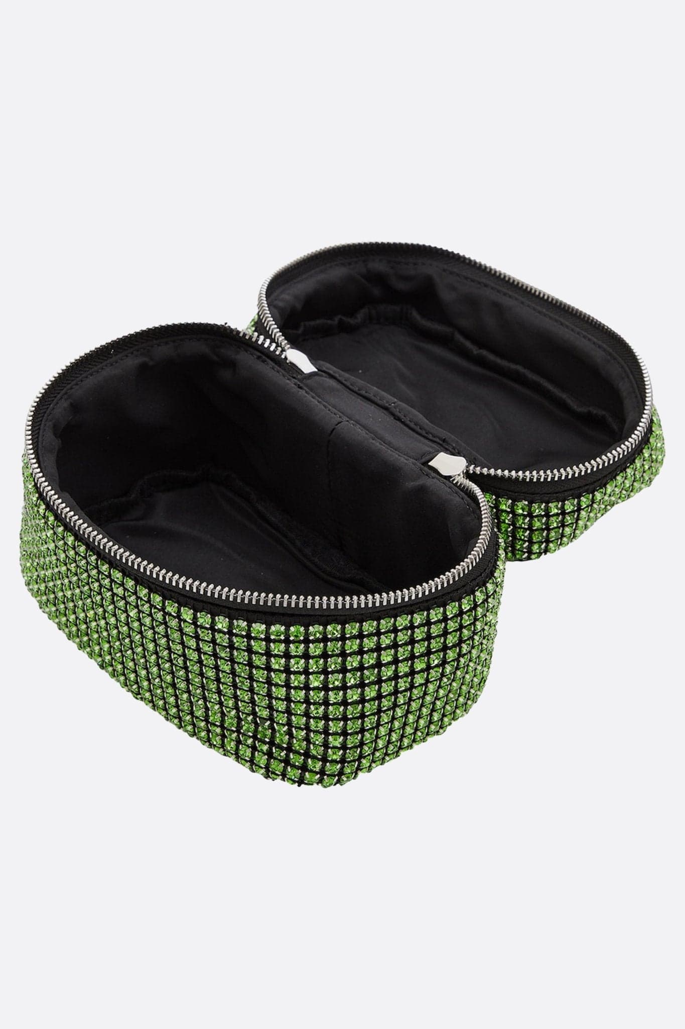 Sac à main de soirée compact en cristaux verts, détail 3/4 mettant en valeur sa bandoulière amovible et son éclat raffiné.