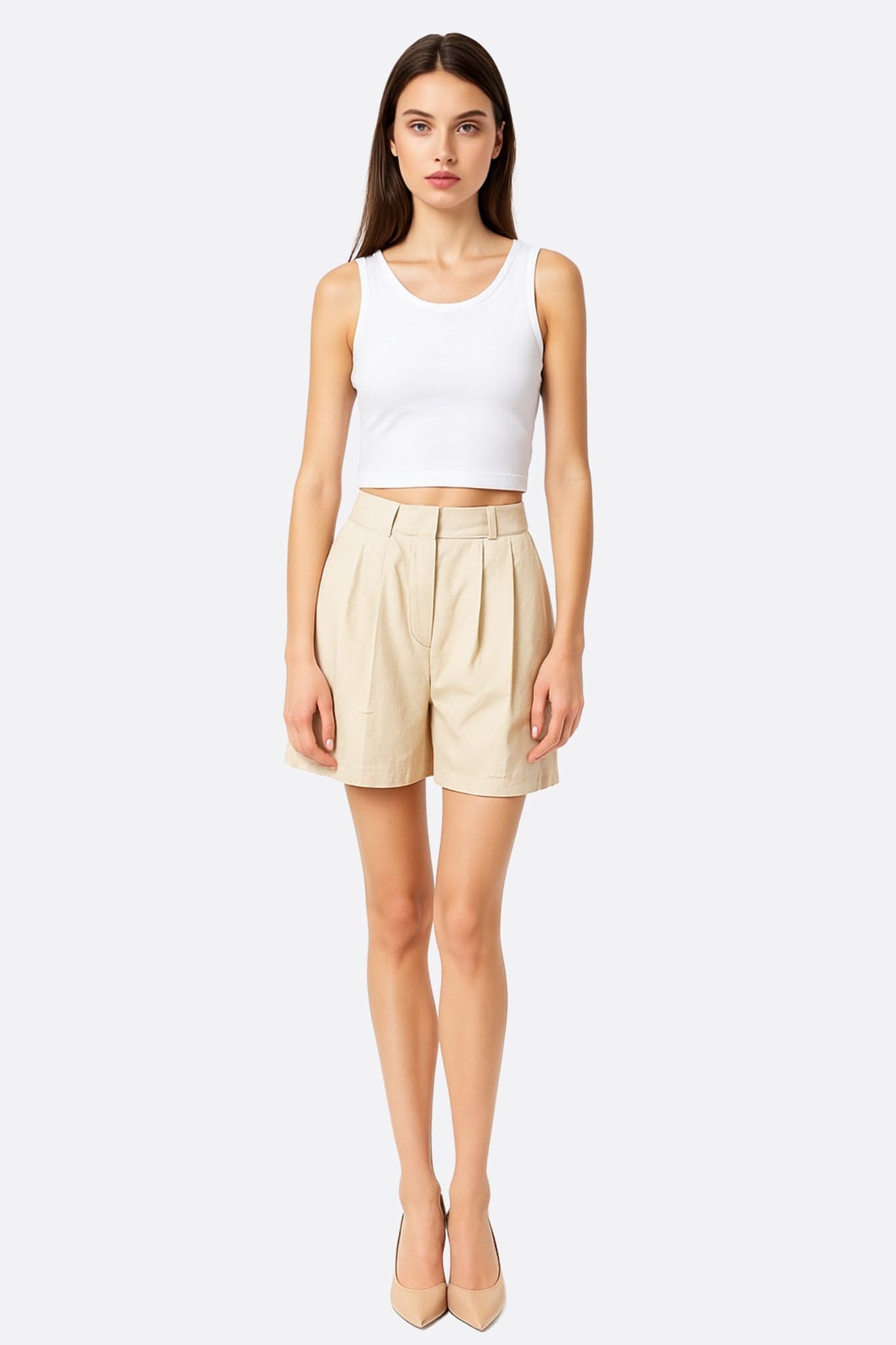 Alternative Perspektive auf die beigen High-Waist-Shorts aus Tencel und Leinen, die ihre Eleganz für... hervorhebt.