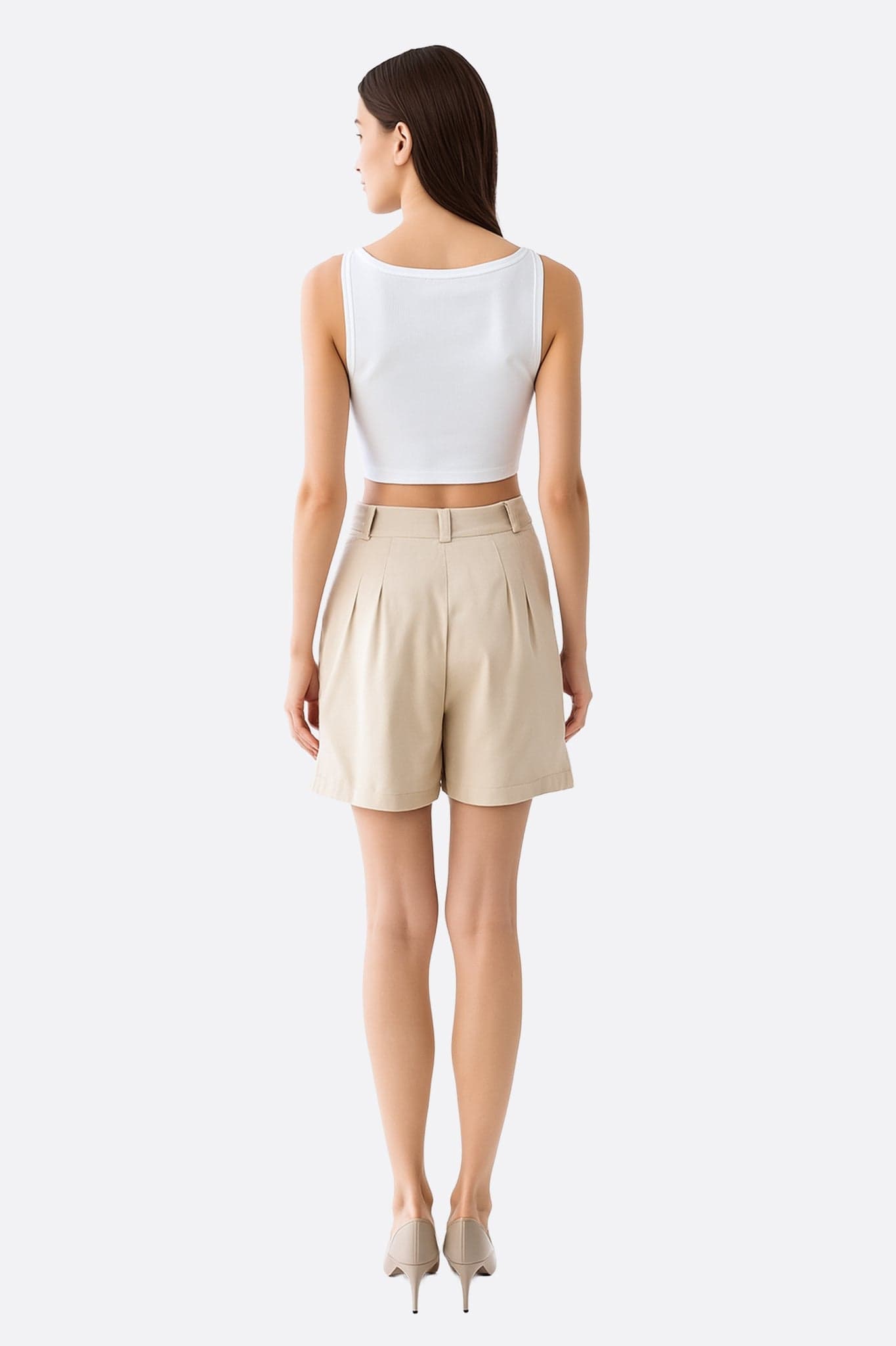 Detail der beigen High-Waist-Shorts aus Tencel und Leinen, das die leichte Textur und den raffinierten Sommerlook betont.