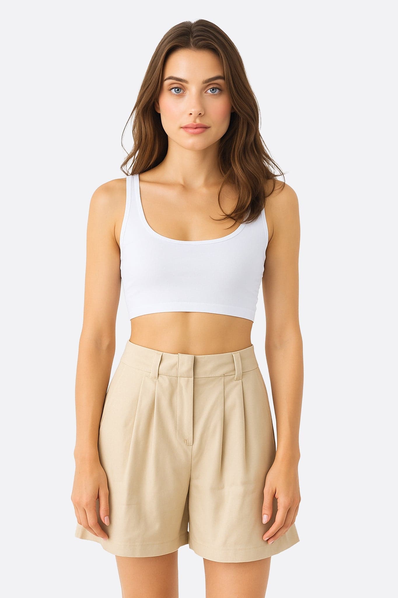 Alternative Ansicht der beigen High-Waist-Shorts aus Tencel und Leinen, die ihren vorteilhaften Schnitt für einen schicken Alltagslook zeigt.