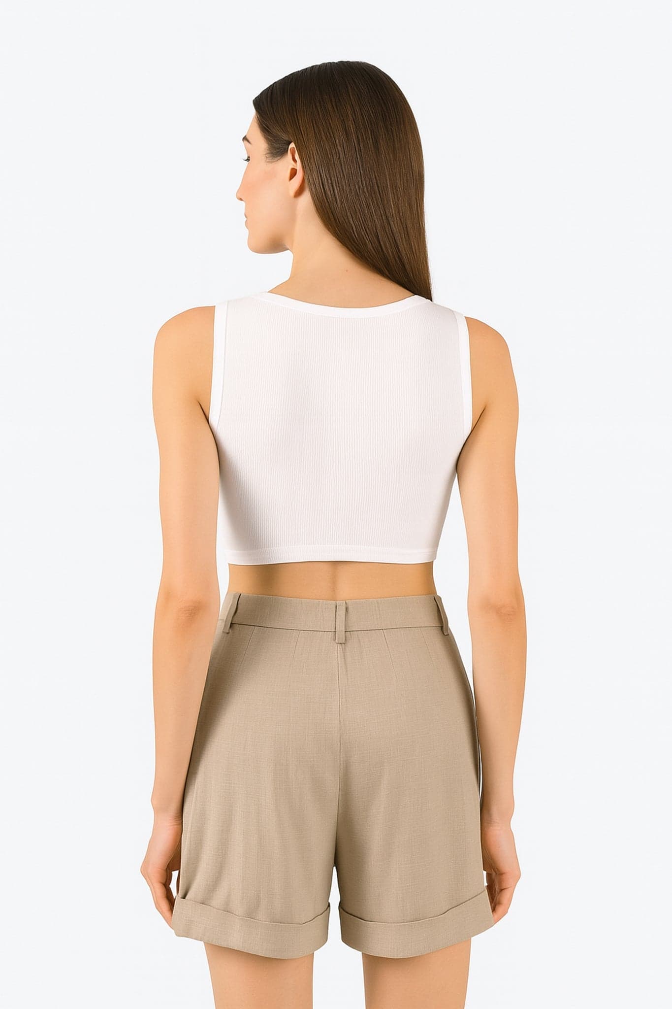 Detail der Rückseite der beigefarbenen Leinen-Shorts mit hoher Taille, ein Essential für einen schicken und lässigen Stil.
