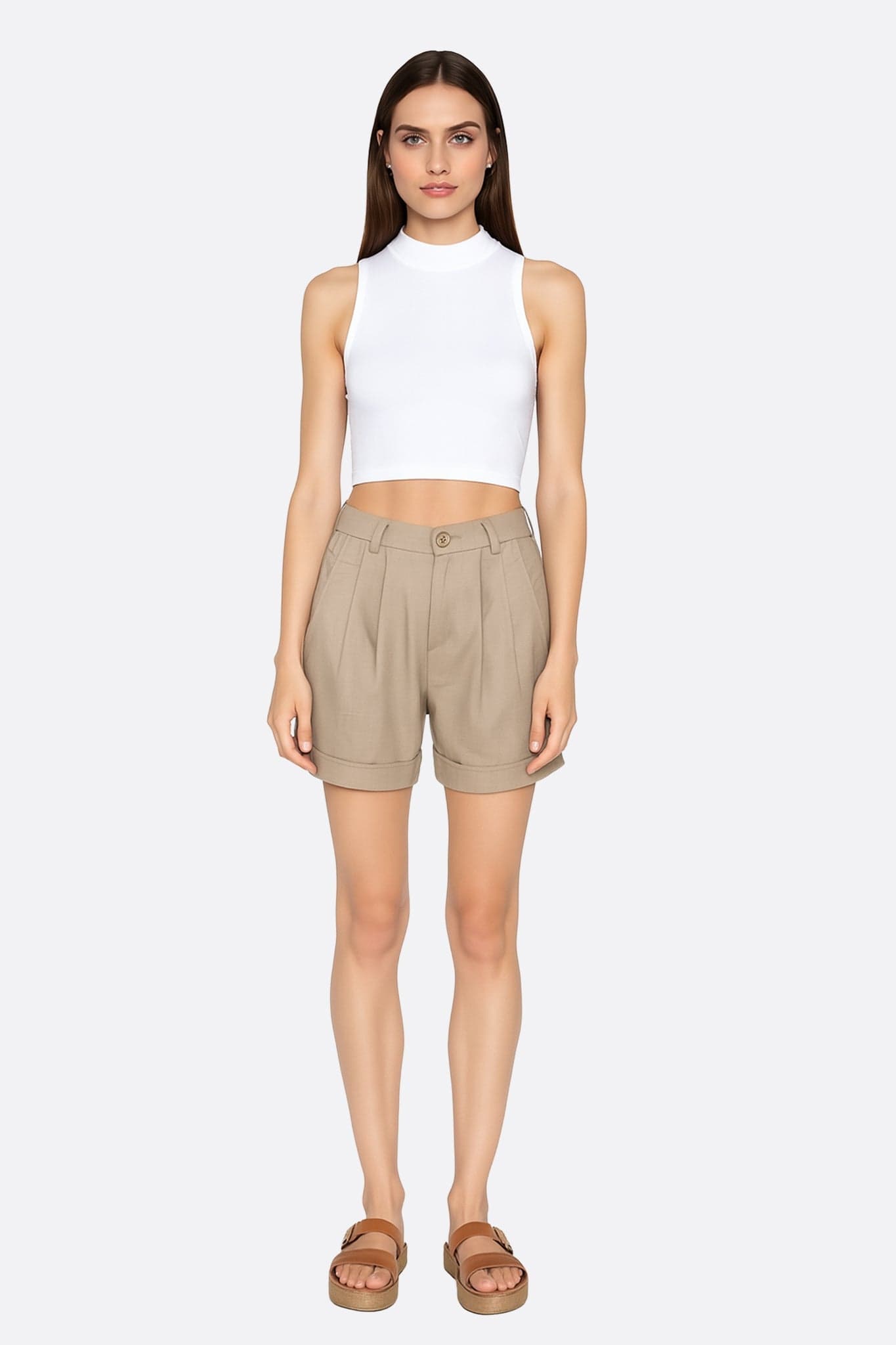 Dreiviertel-Detail der beigefarbenen Leinen-Shorts mit hoher Taille, ein elegantes Stück für stilvolle Sommerausflüge.