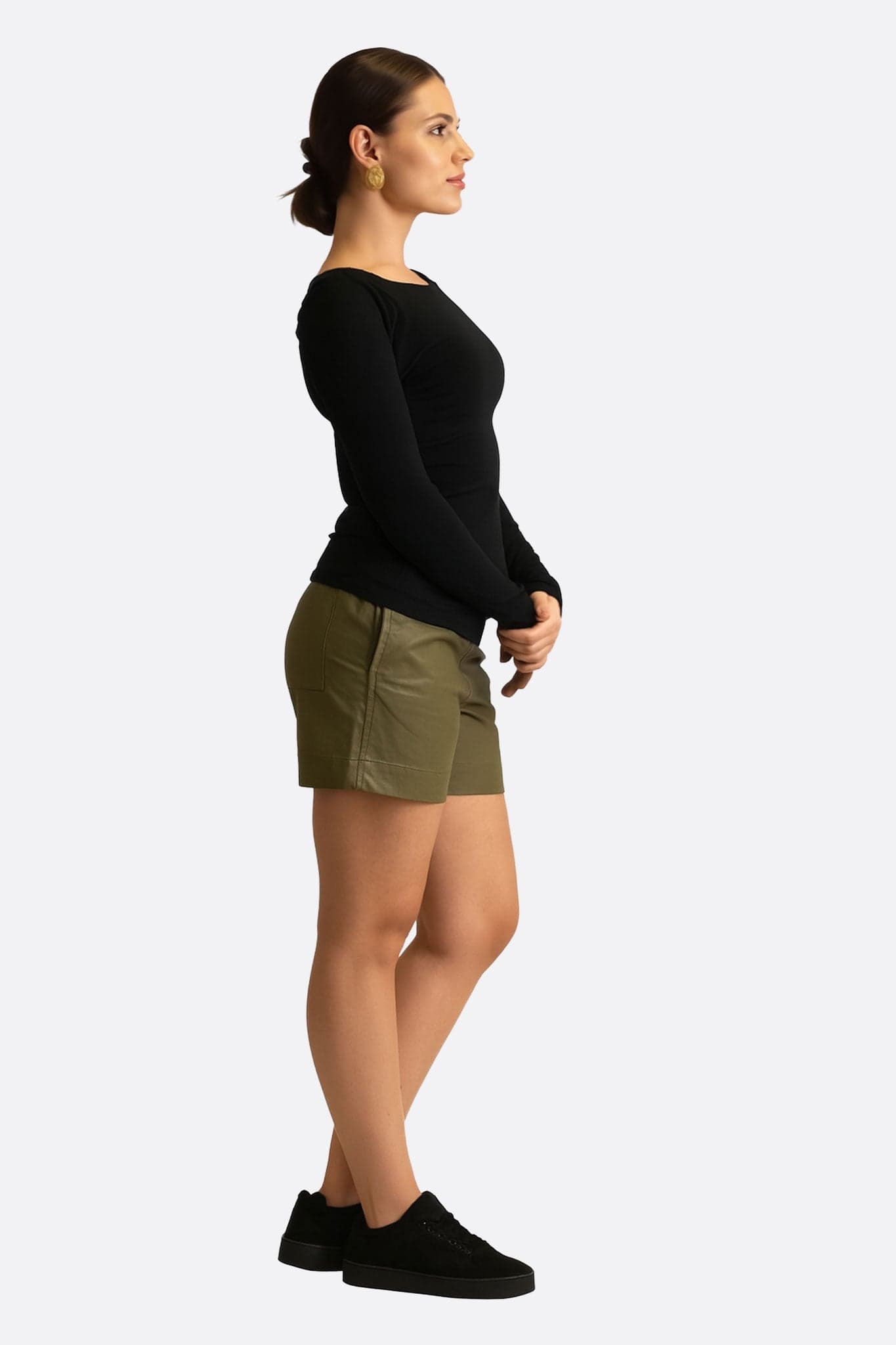 Detail der Khaki-Kunstleder-Shorts mit elastischem Bund, eine elegante Wahl für einen trendigen und bequemen Look bei...