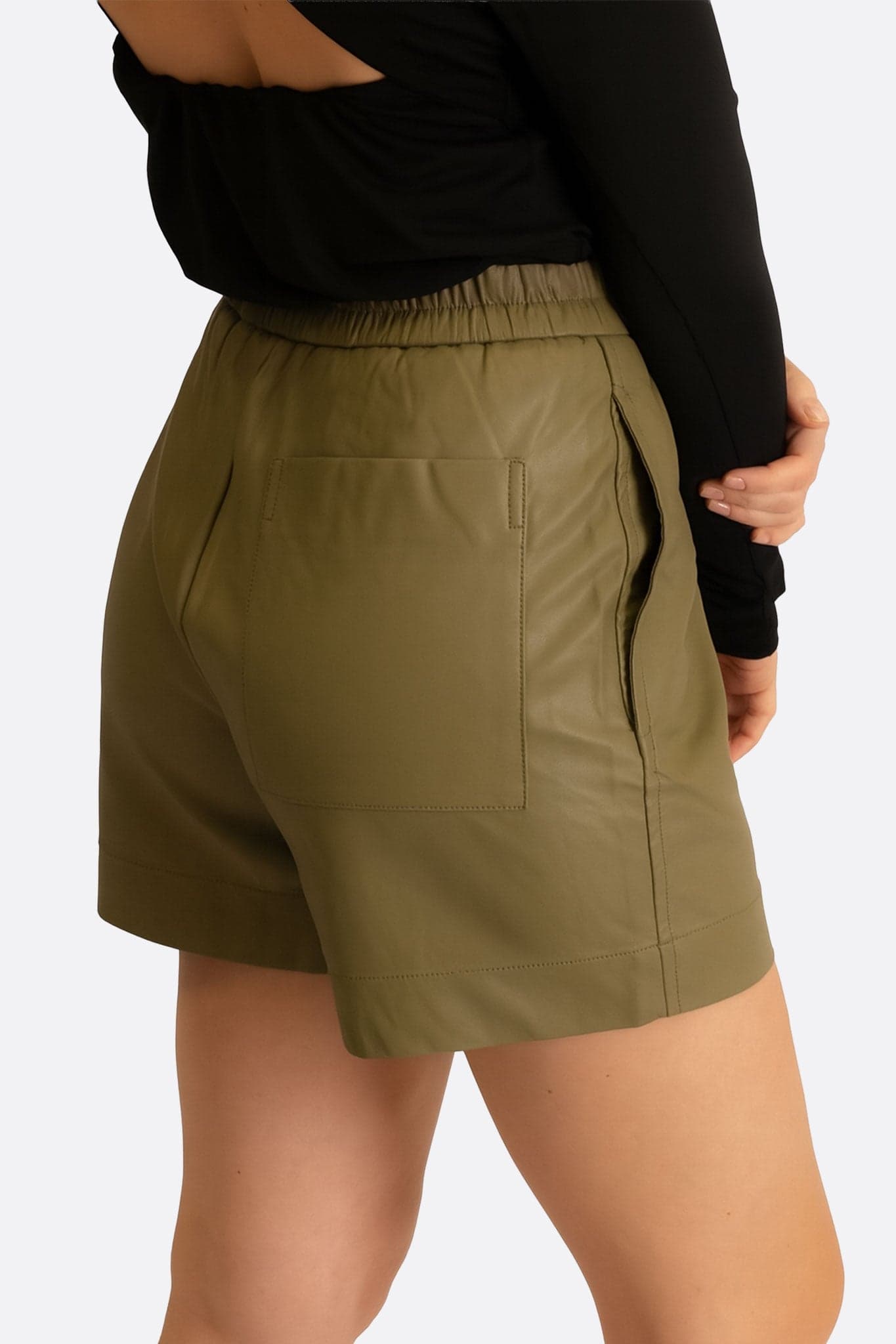 Alternative Ansicht der Khaki-Kunstleder-Shorts, die die satinierte Textur und den Tragekomfort für einen zeitgenössischen Look zeigt.
