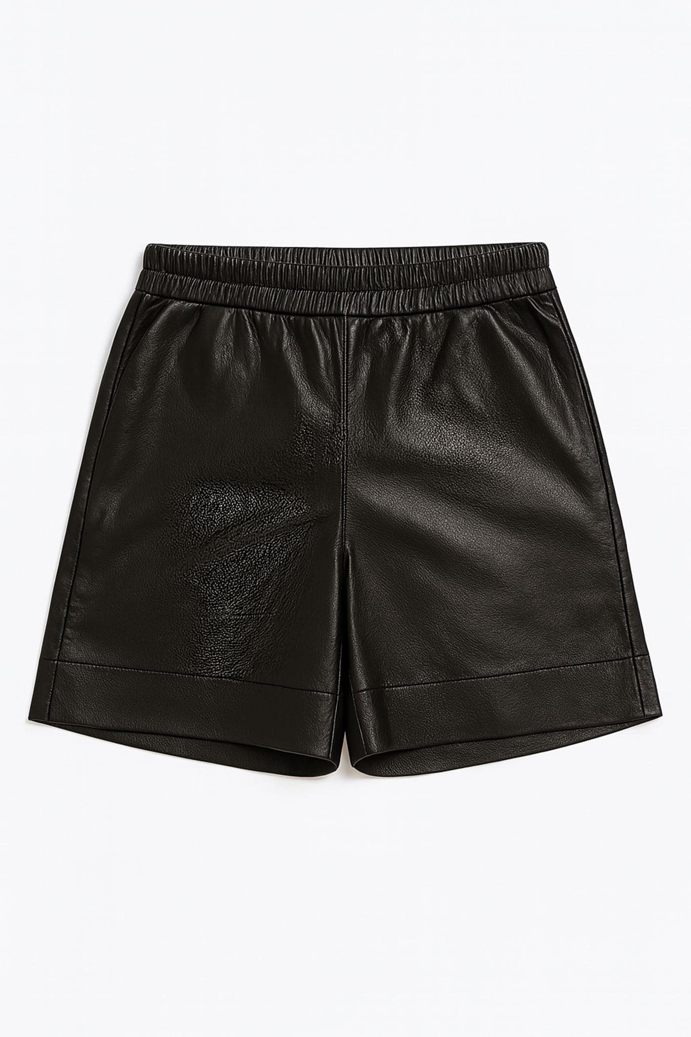 Eleganter schwarzer Shorts aus Kunstleder mit elastischem Bund, ideal für moderne Outfits et chic soirées.