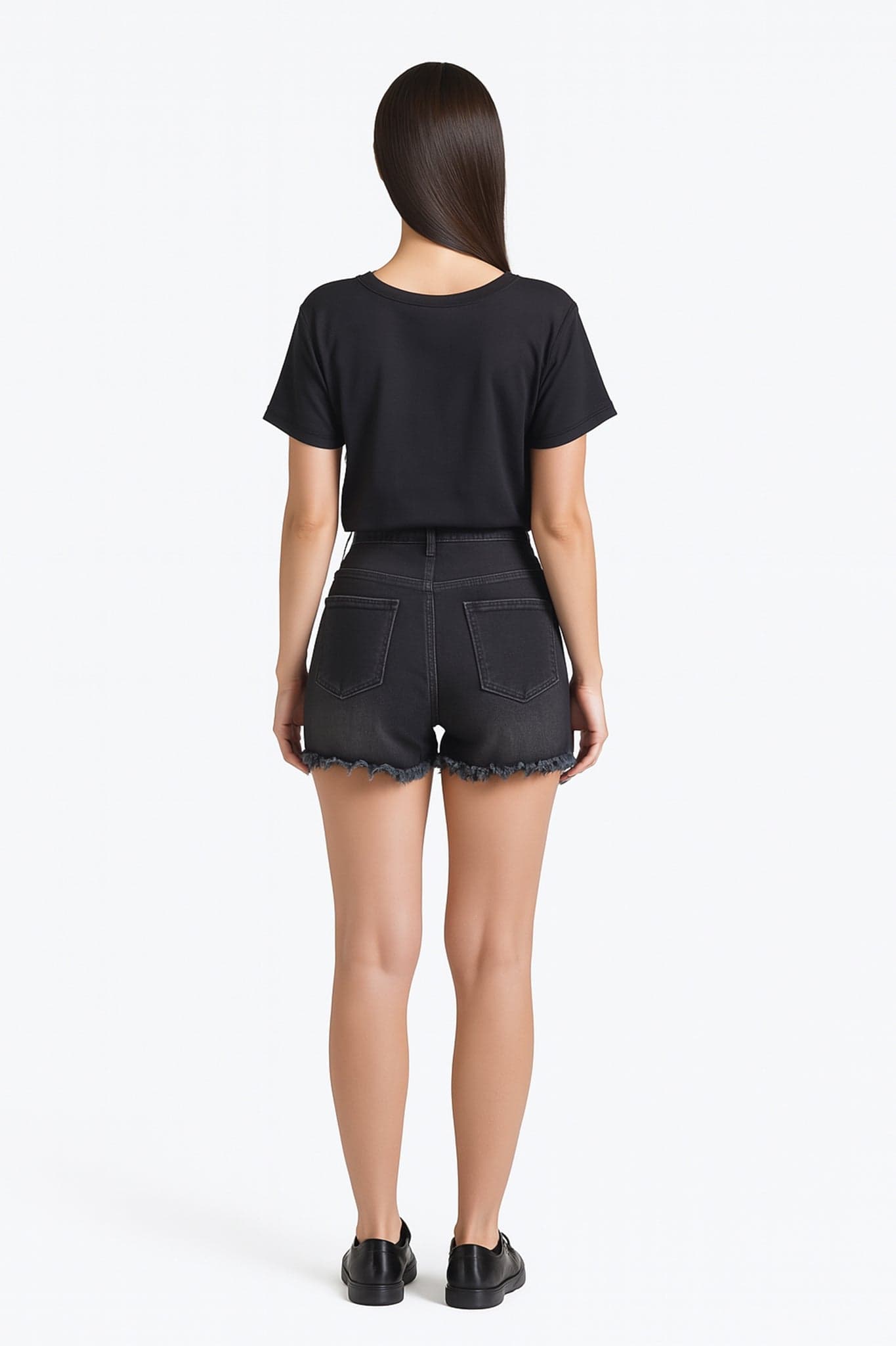 Profilo dei short neri destroy, elastan morbido, taglio sfilacciato, perfetti per un look urbano e contemporaneo.