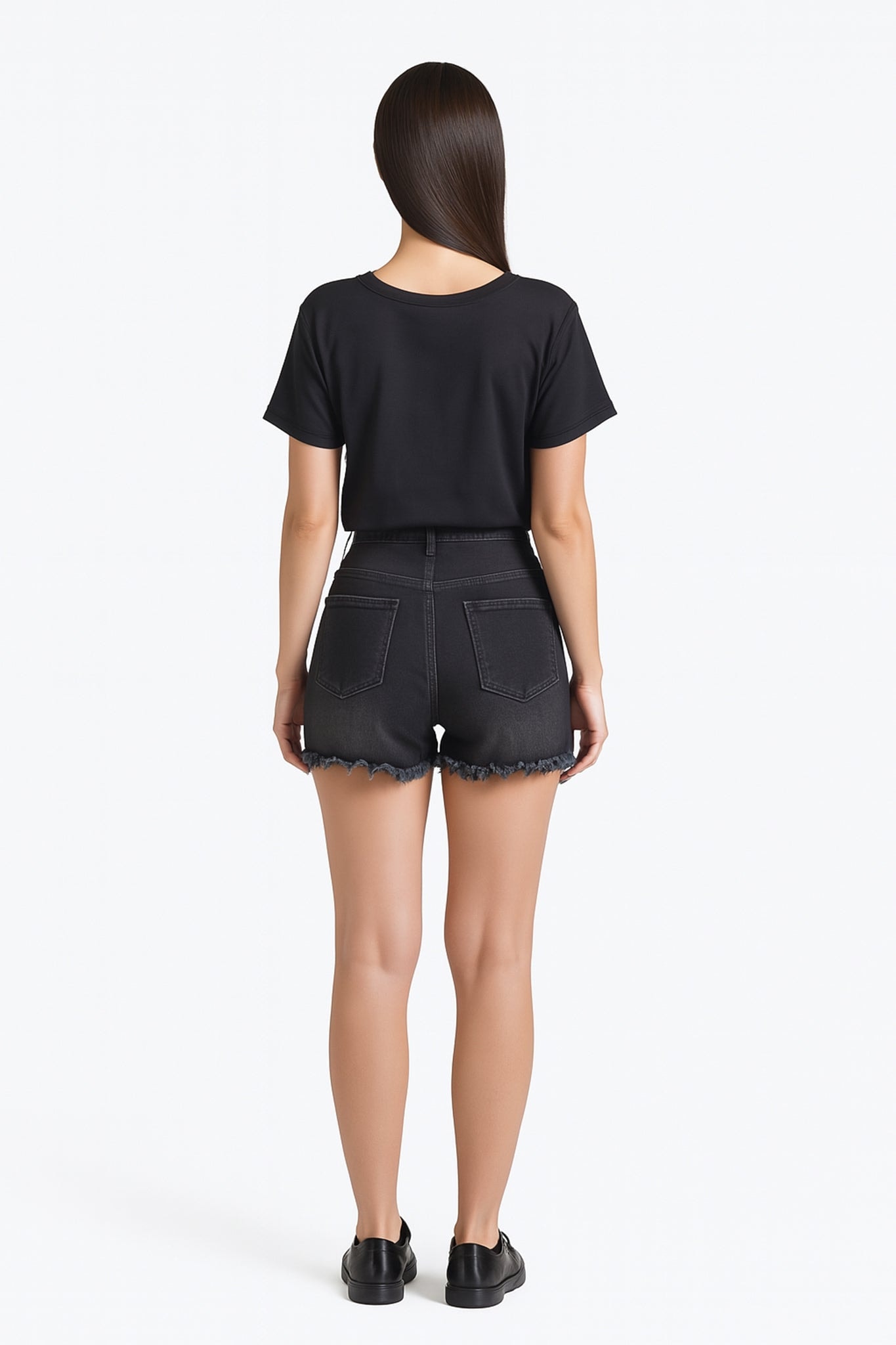 Profil der schwarzen Destroy-Shorts, weiches Elasthan, ausgefranster Schnitt, perfekt für einen urbanen und zeitgenössischen Look.