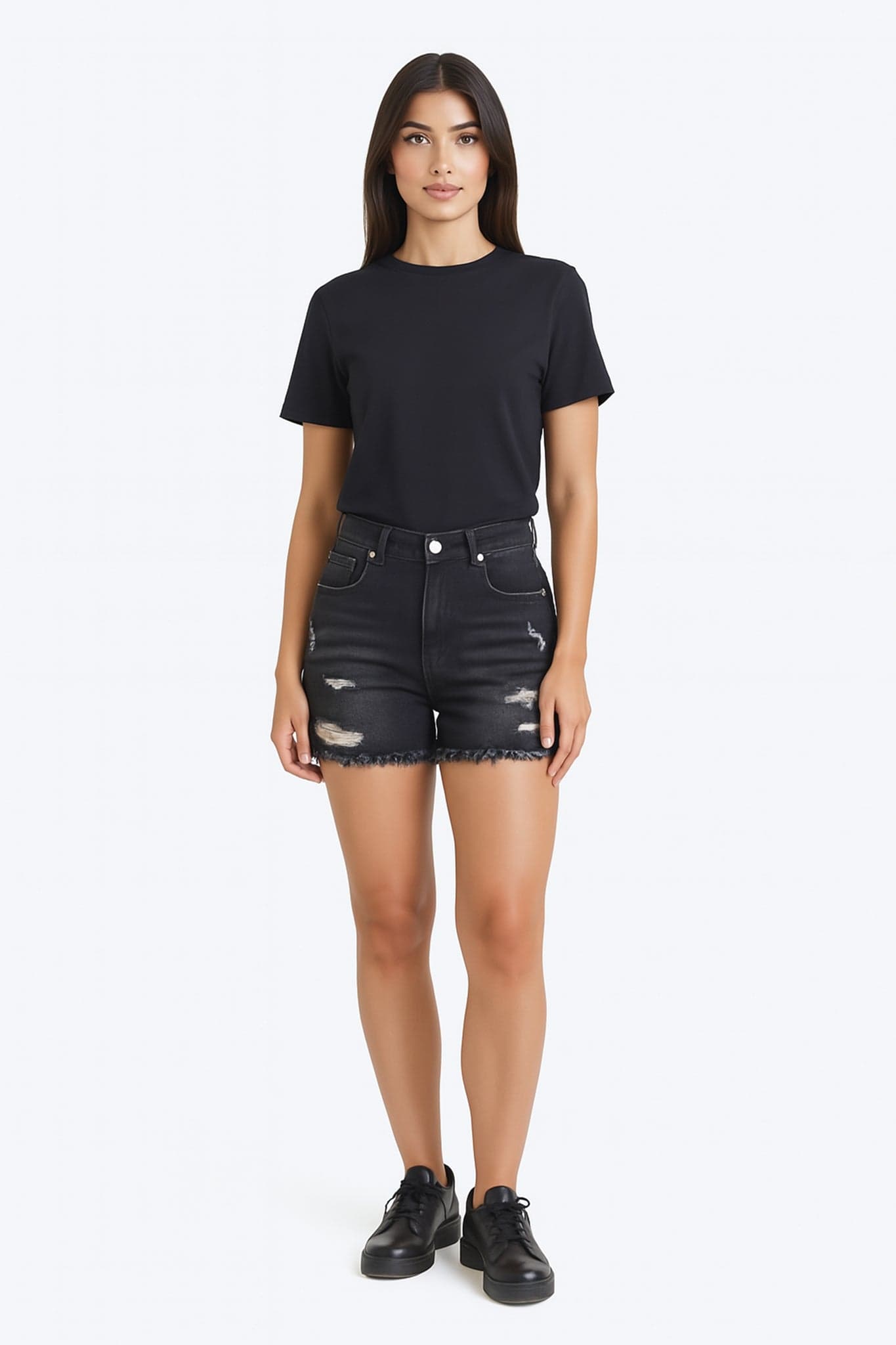 Primo piano dei short neri in elastan, slavati e sfilacciati, ideali per un outfit estivo elegante e alla moda.