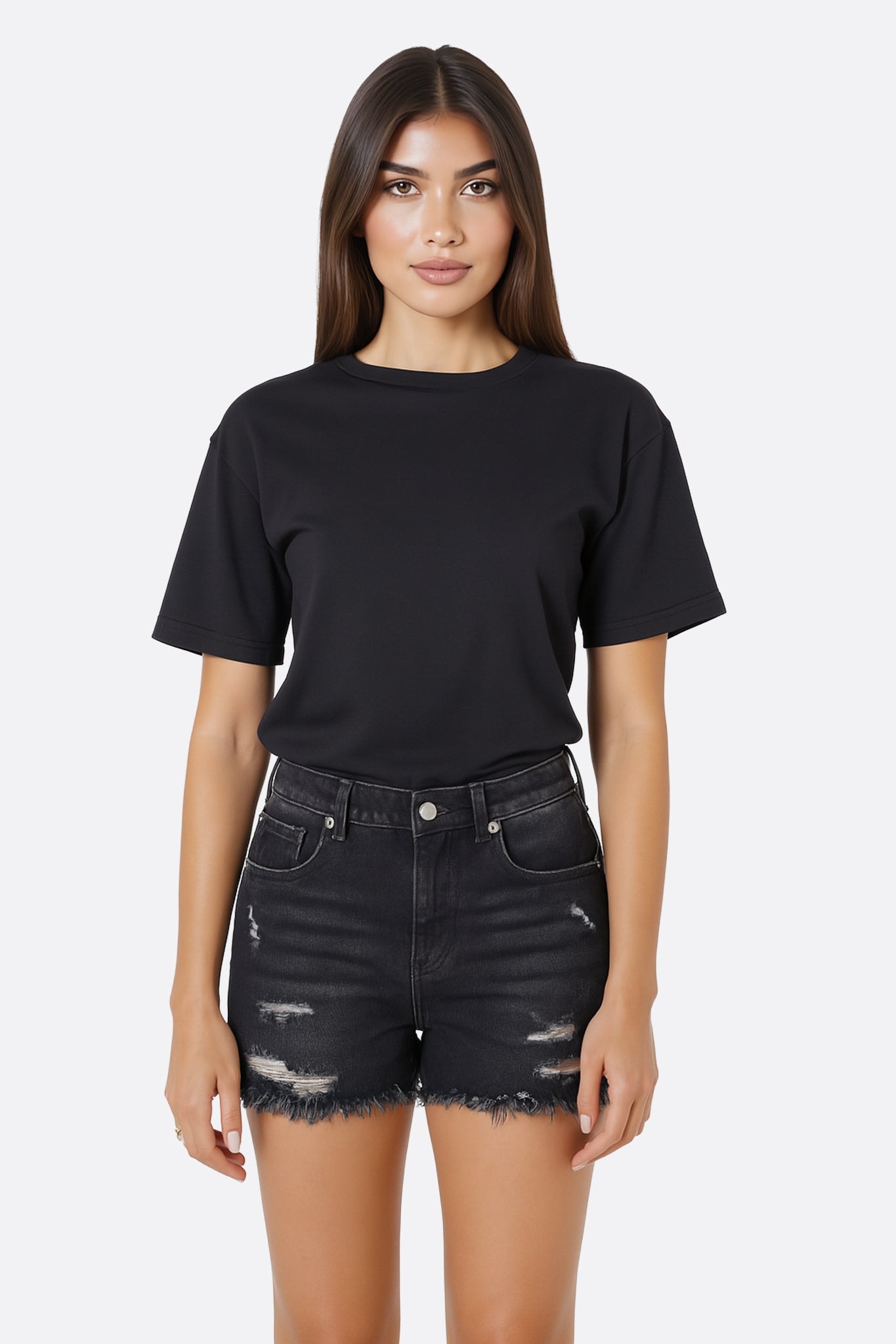 Detail der schwarzen ausgefransten Shorts aus Elasthan, mit modernem Stil und perfekt sitzendem Schnitt.