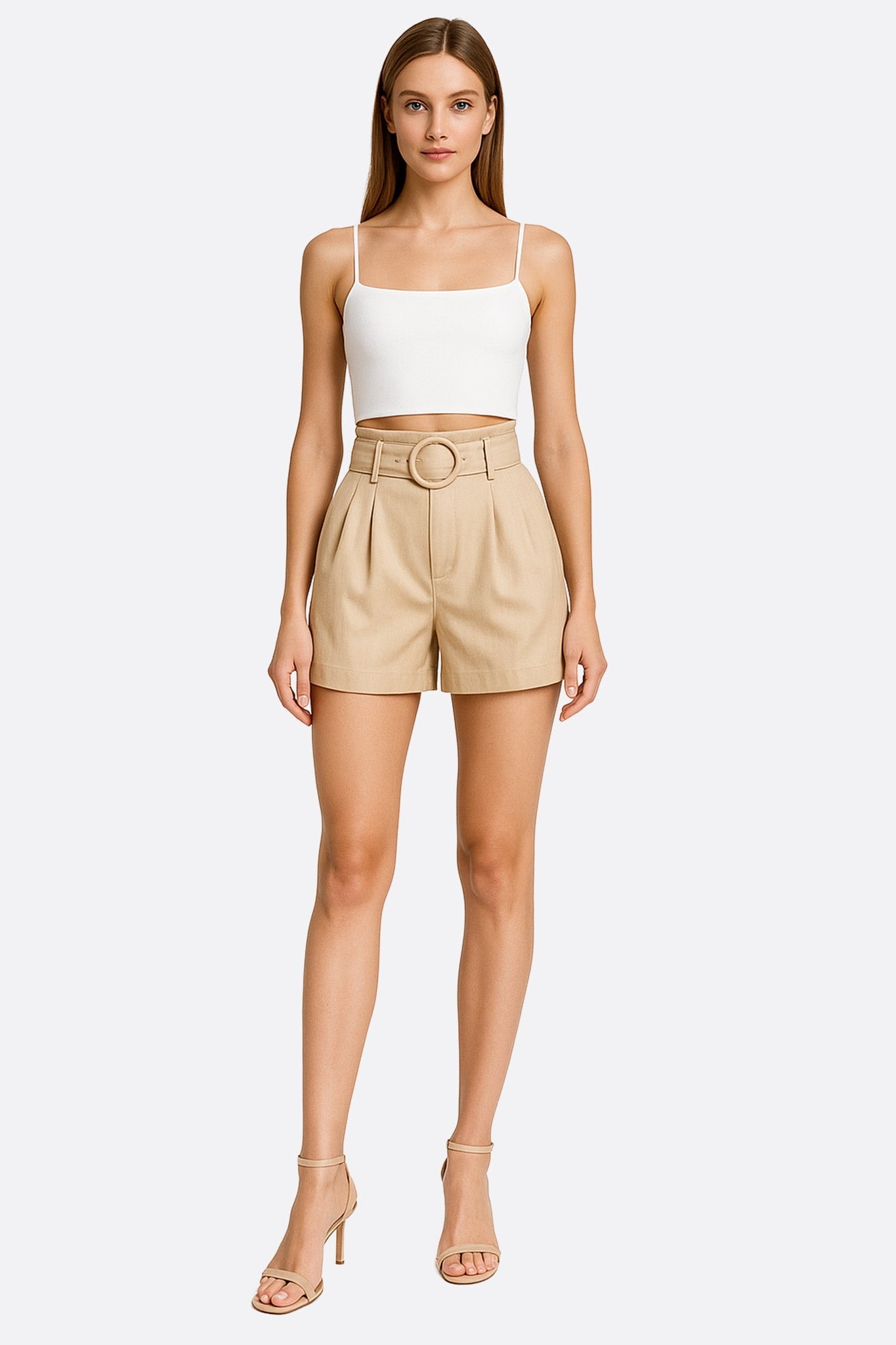 Nahaufnahme der Textur der hochtaillierten Shorts in Haferbeige, eleganter Gürtel betont eine raffinierte feminine Silhouette