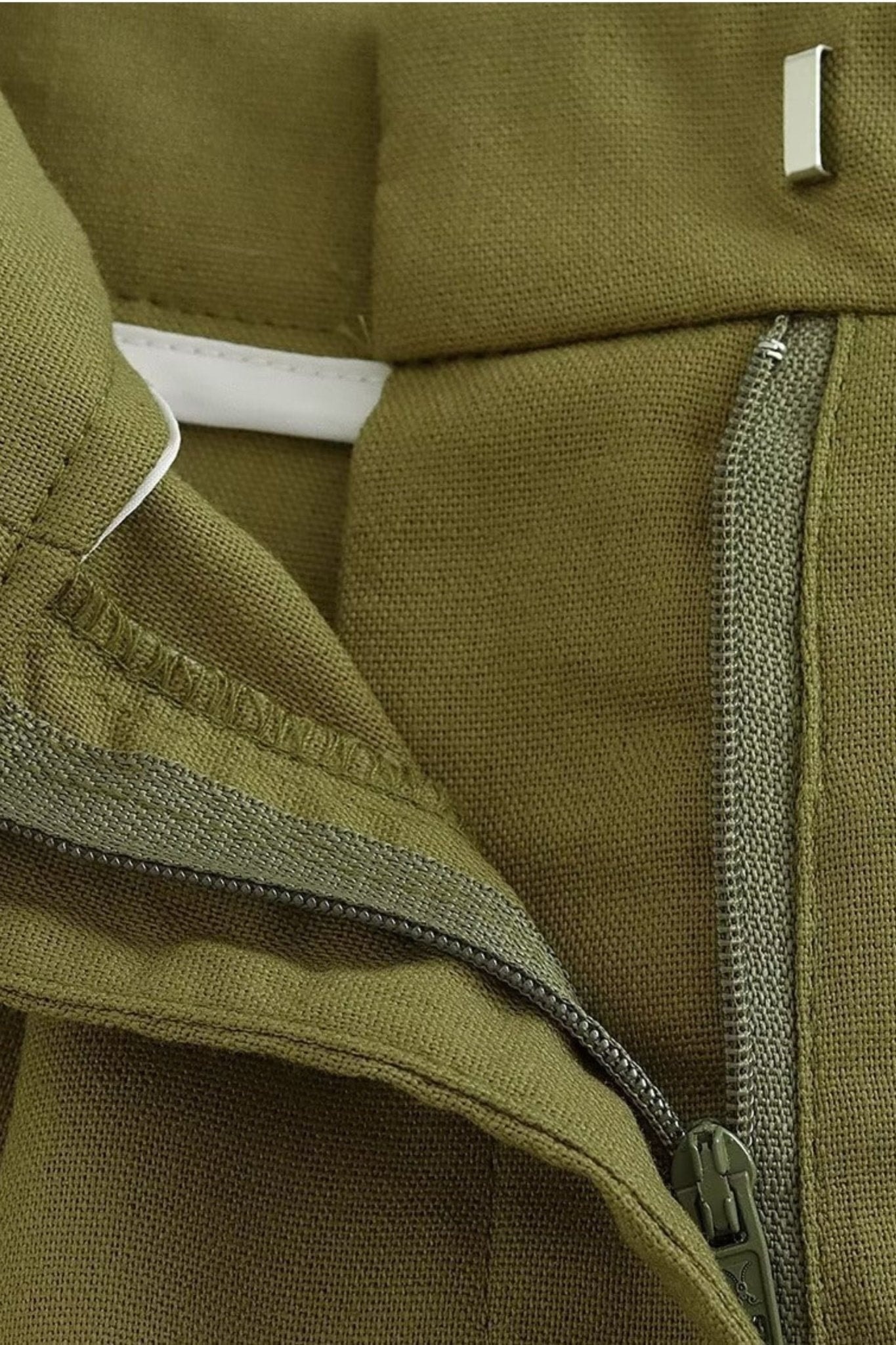 Détail du short kaki en toile légère, taille haute, un incontournable pour un style estival élégant et décontracté.