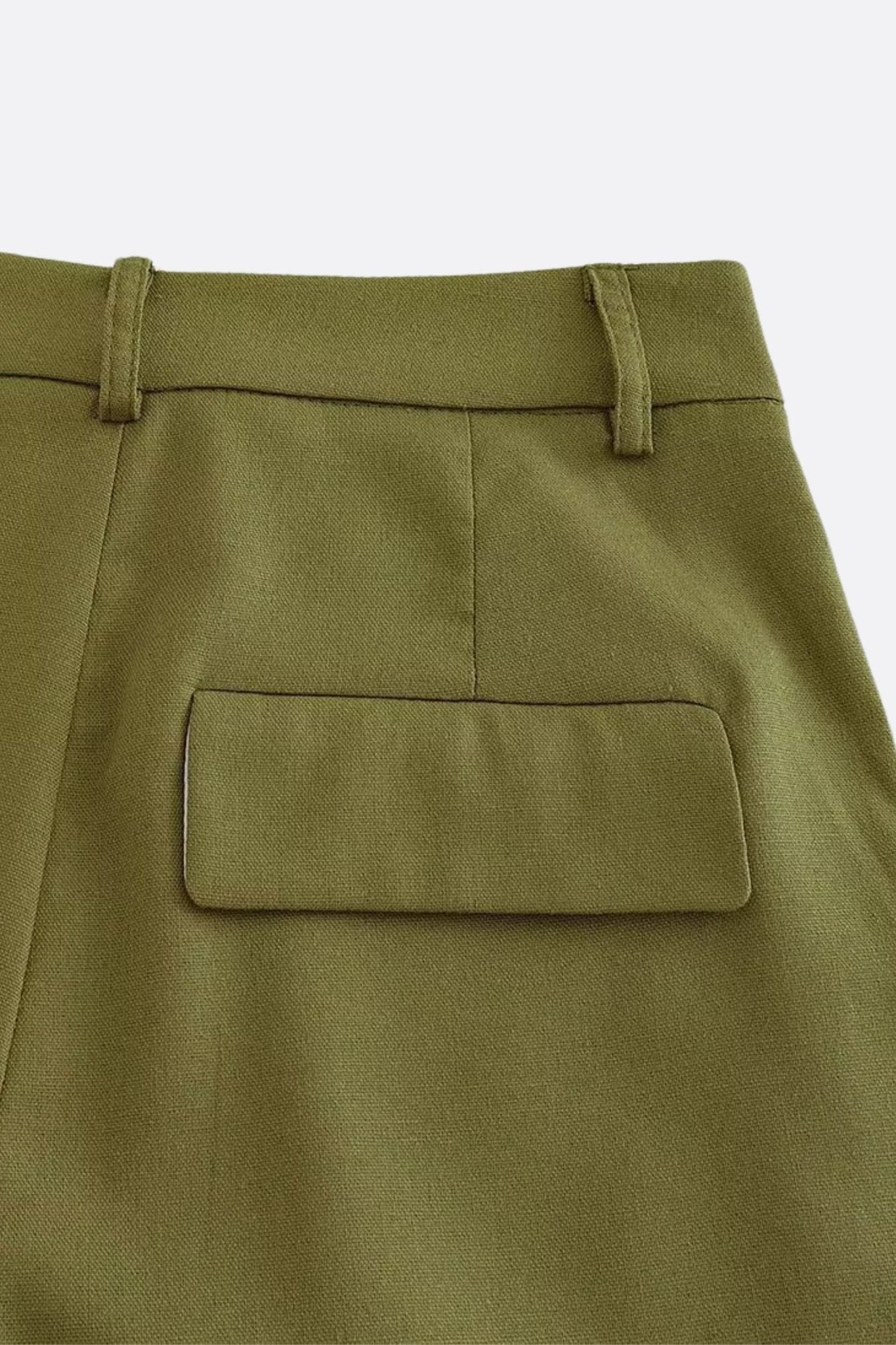 Détail raffiné du short en toile fluide kaki, mettant en avant la taille haute pour une allure estivale élégante.
