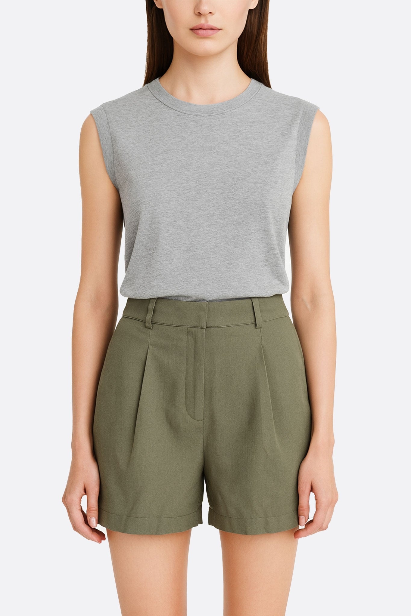 Elegantes Detail der strukturierten Khaki-Hose, das die leichte Textur und den vorteilhaften Schnitt für einen raffinierten Stil betont