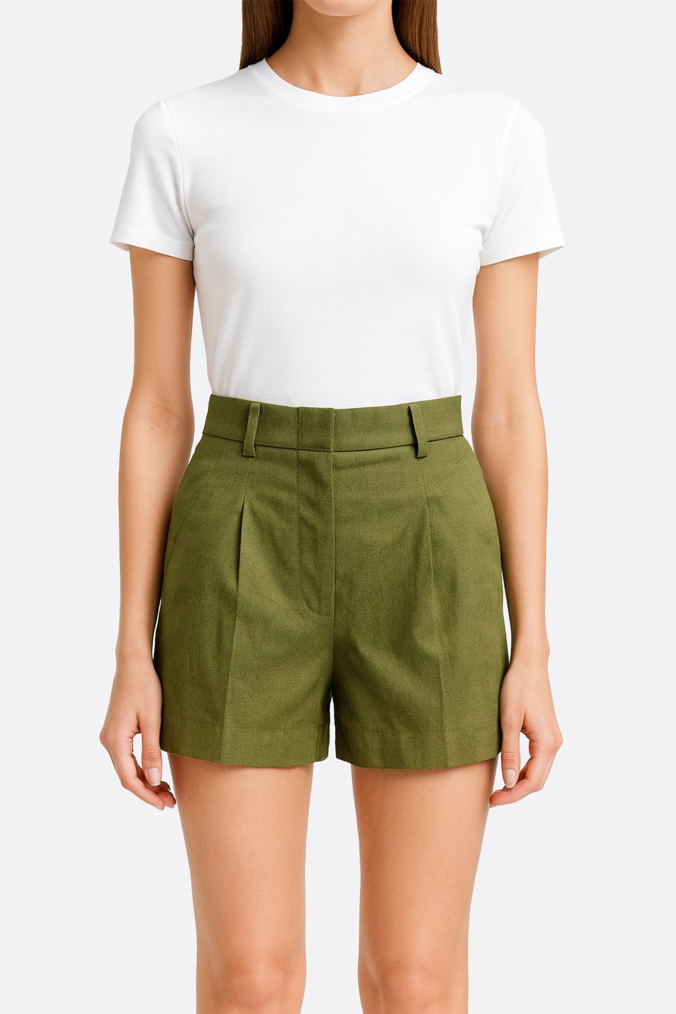 Elegantes Detail der Shorts aus leichtem Canvas in Olivgrün, ideal für einen raffinierten Stil tagsüber oder abends.