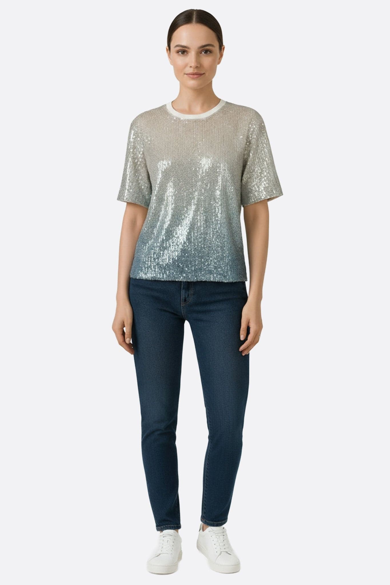 Detail of the shimmering beige and blue sequin T-shirt, an elegant choice to brighten your festive evenings.