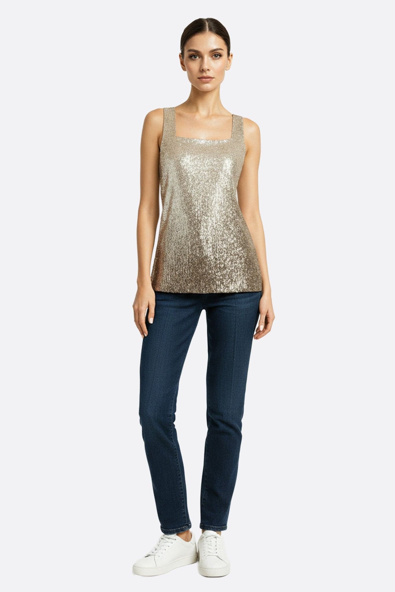Dettaglio scintillante del T-shirt beige polvere con paillettes, ideale per un outfit festivo o un cocktail elegante.