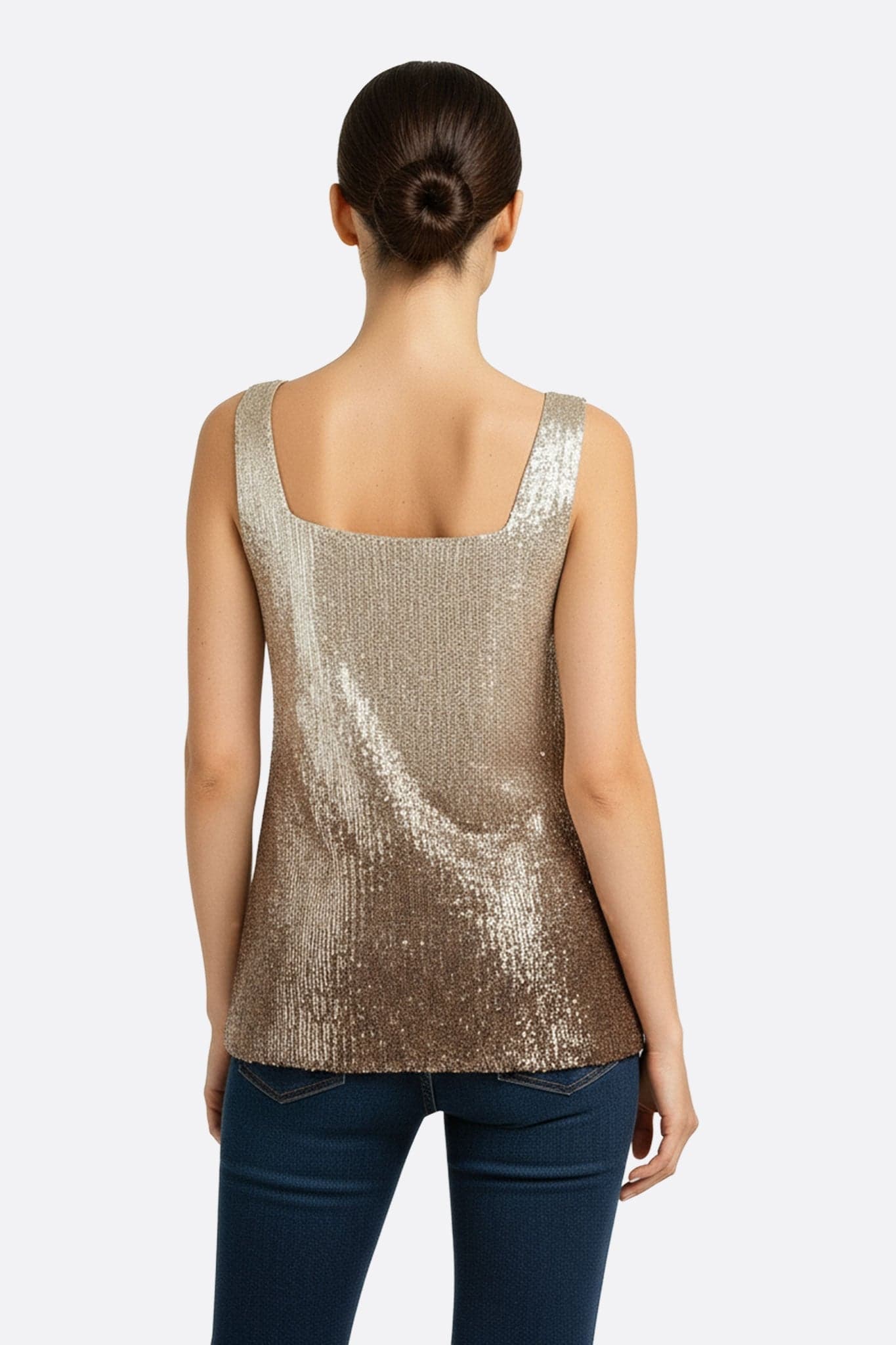Vista 3/4 del T-shirt con paillettes sfumate beige polvere e bronzo, un top chic per illuminare le vostre serate estive.