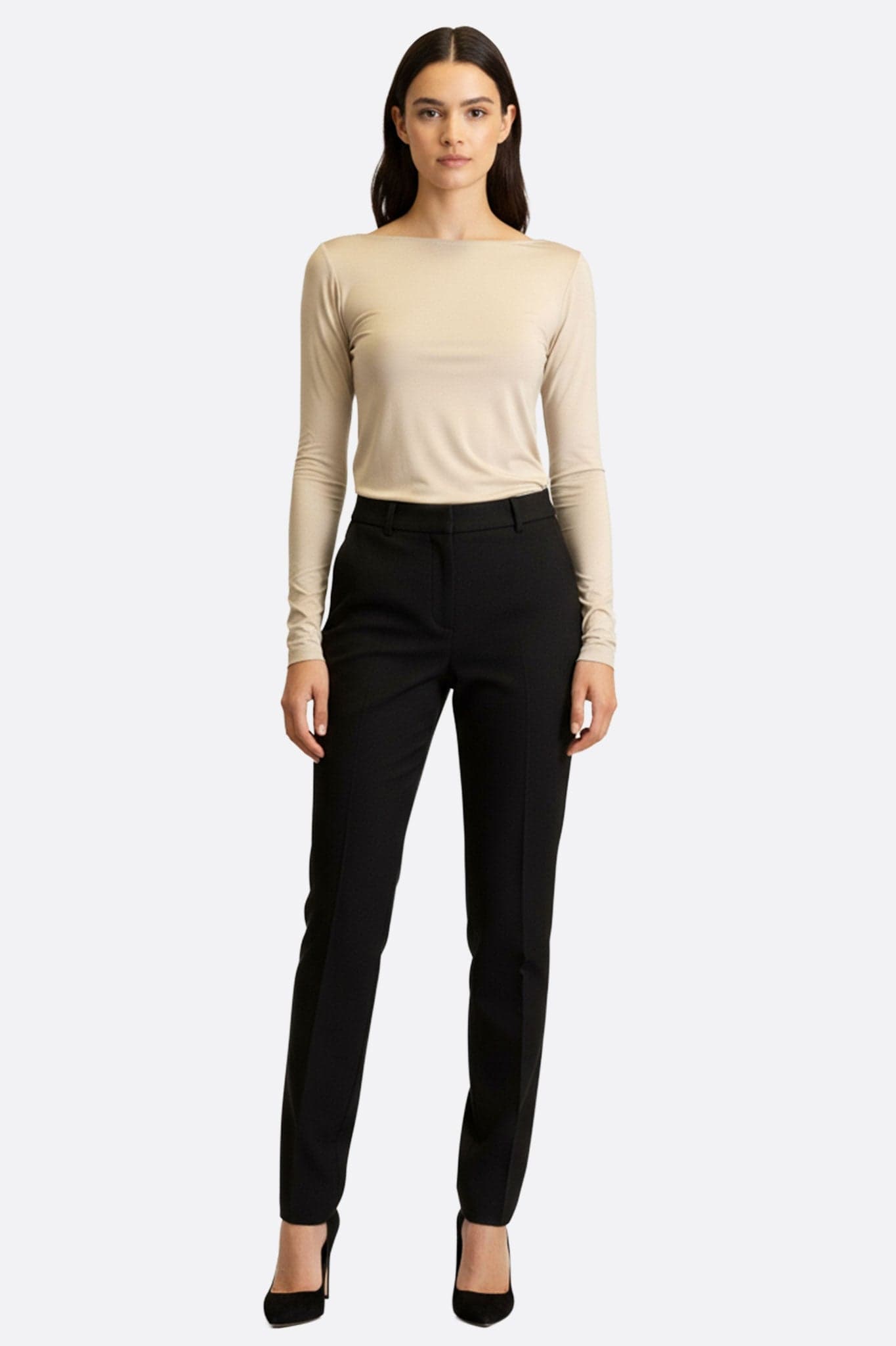 Dettaglio sul collo alla boat di una t-shirt beige a maniche lunghe, maglia elasticizzata, ideale per un look elegante e casual.