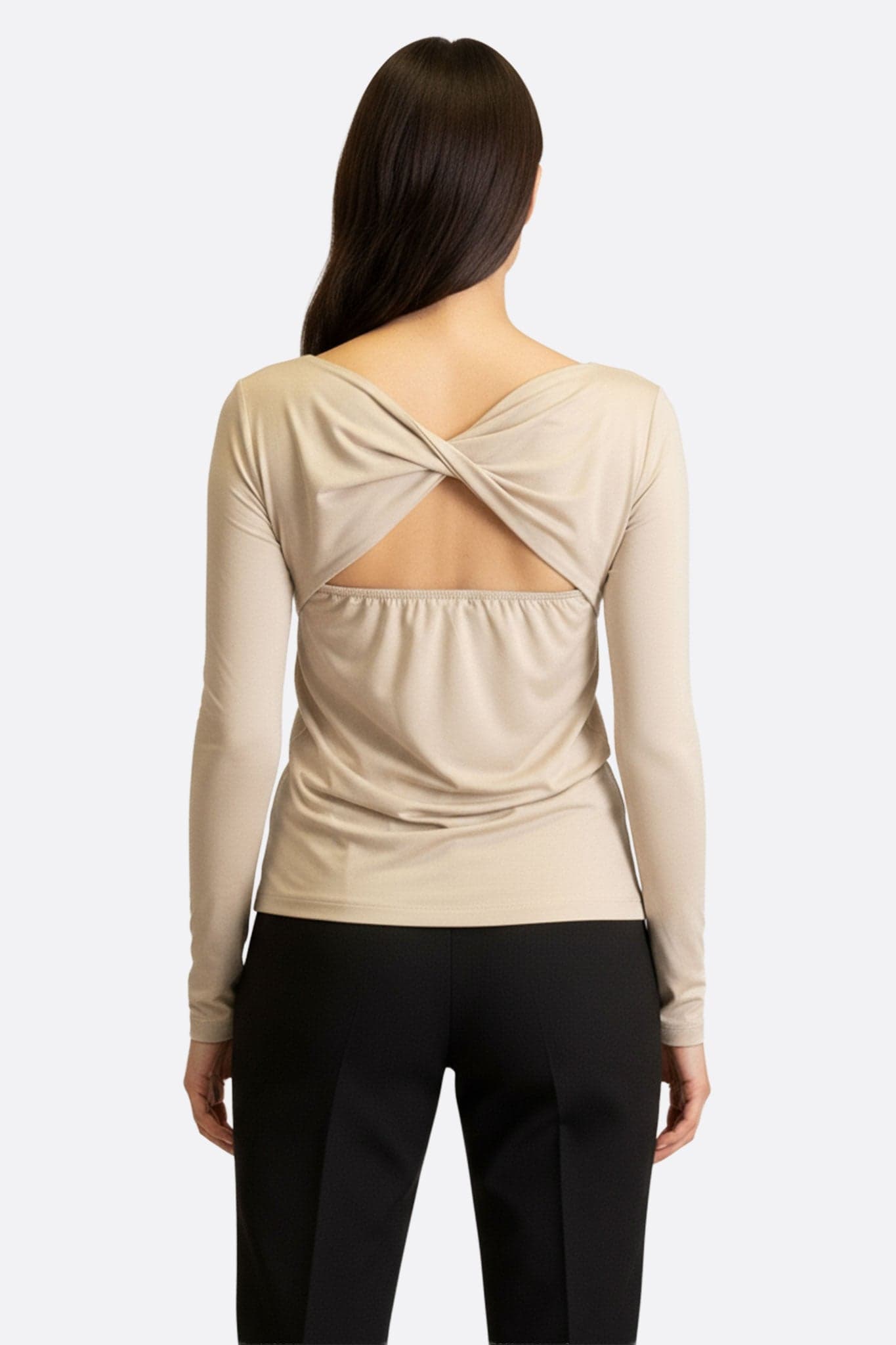Primo piano sul retro della t-shirt beige a maniche lunghe, maglia elasticizzata, unendo comfort e raffinatezza per tutti...