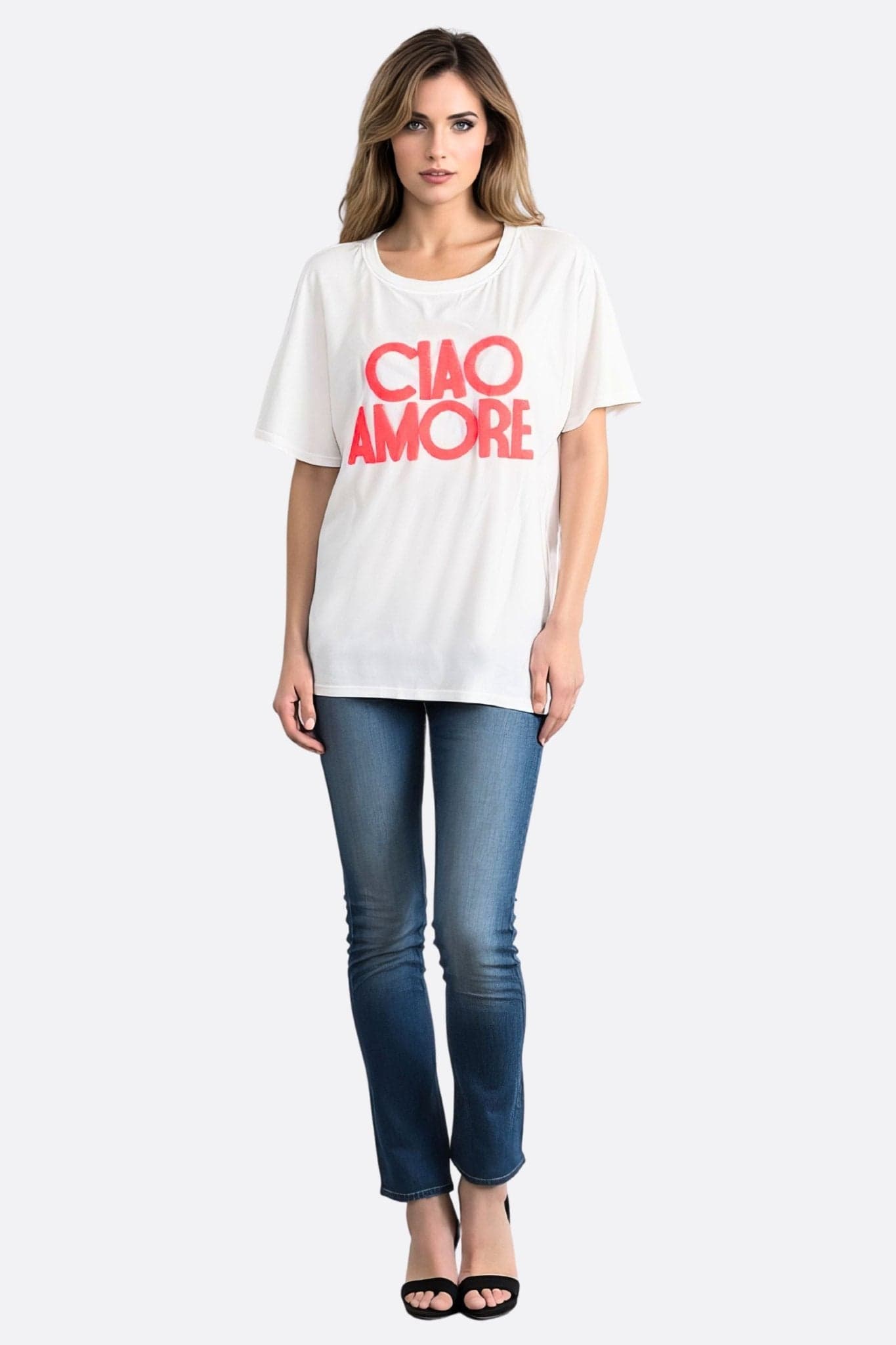 Détail de la broderie corail "Ciao Amore" sur un t-shirt blanc oversize en coton doux, idéal pour un style décontracté.