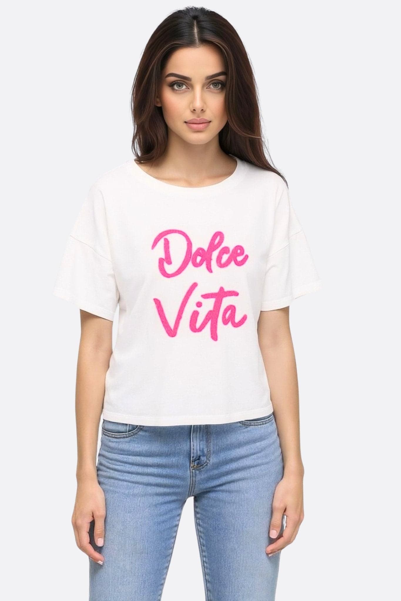 T-shirt ample blanc avec inscriptions "Dolce Vita" en bouclette rose fuchsia, idéal pour une allure chic et décontractée.