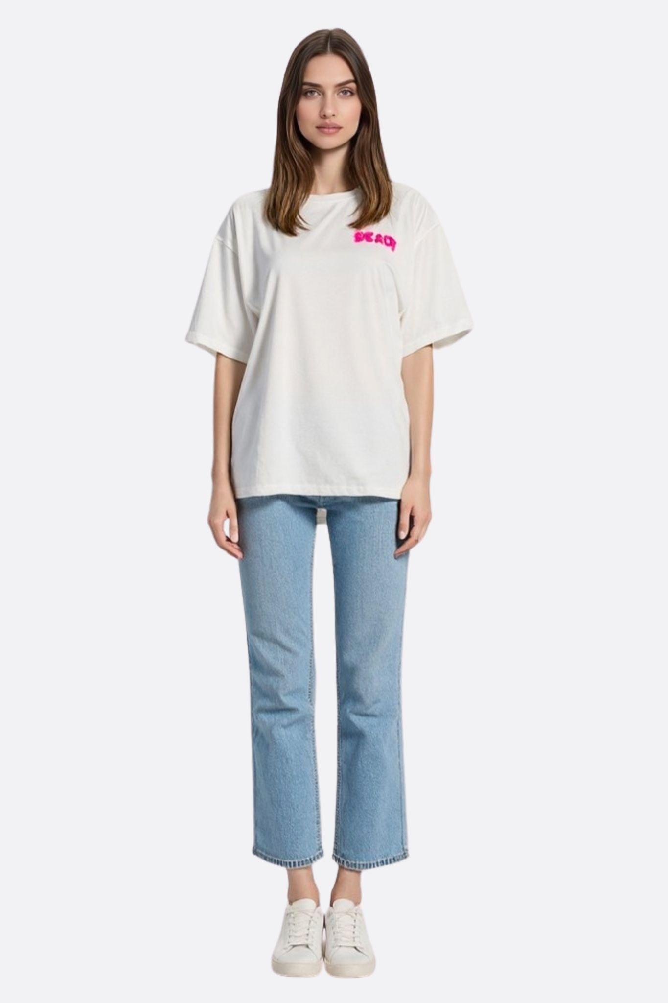 Крупный план вышивки BEACH на этой белой футболке oversize из струящегося хлопка, идеальной для повседневного и шикарного образа.