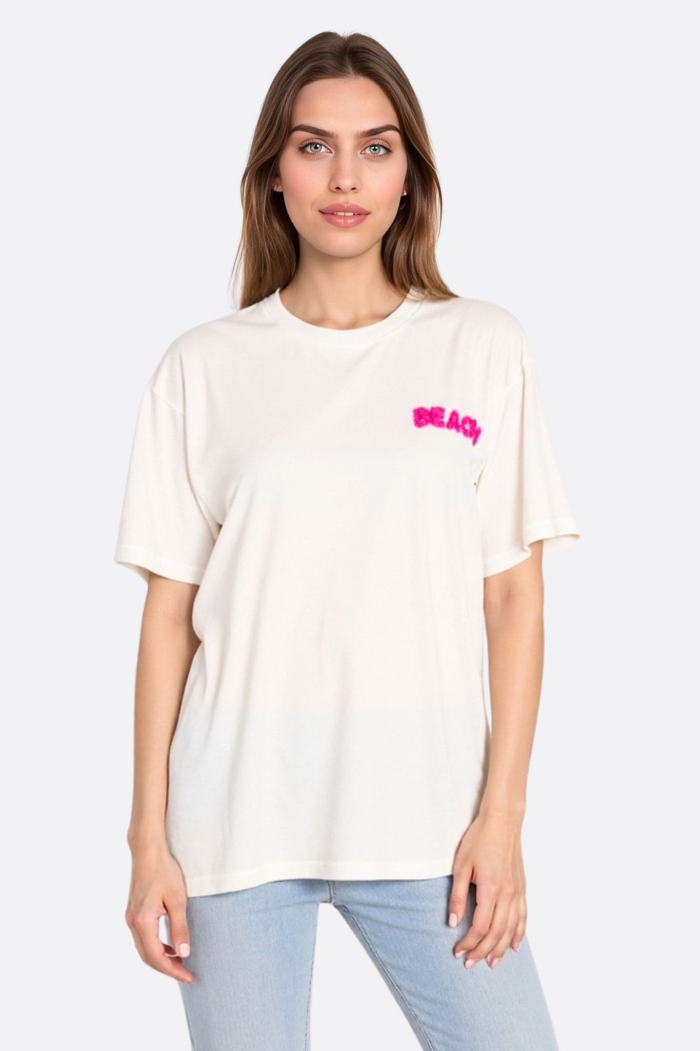 T-shirt bianca oversize in cotone leggero, con raffinato ricamo BEACH, ideale per un outfit casual e alla moda.