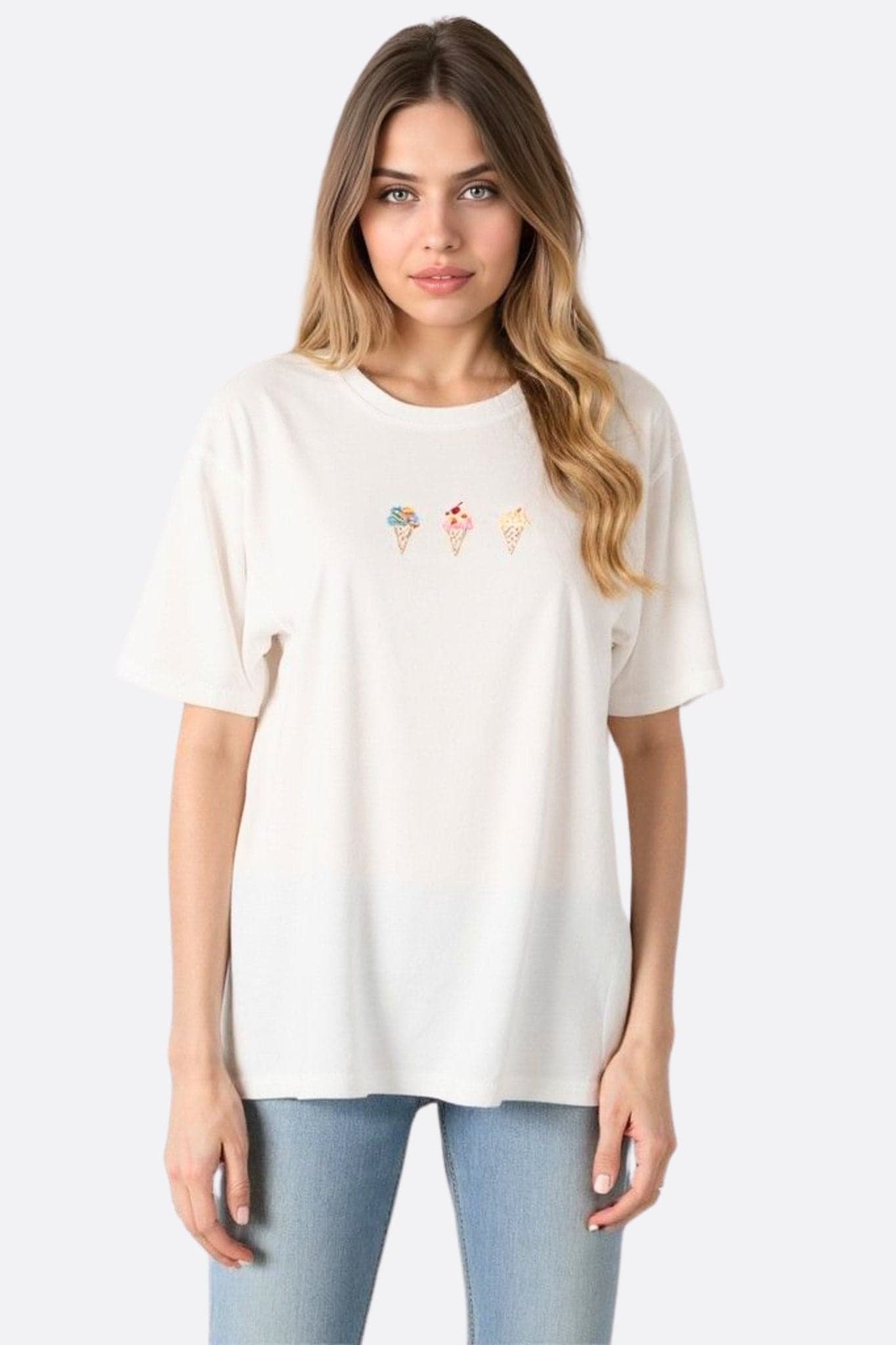 Elegantes weißes Oversize-T-Shirt aus hochwertiger Baumwolle mit feinem Gelato-Stick, perfekt für lässige und stilvolle...