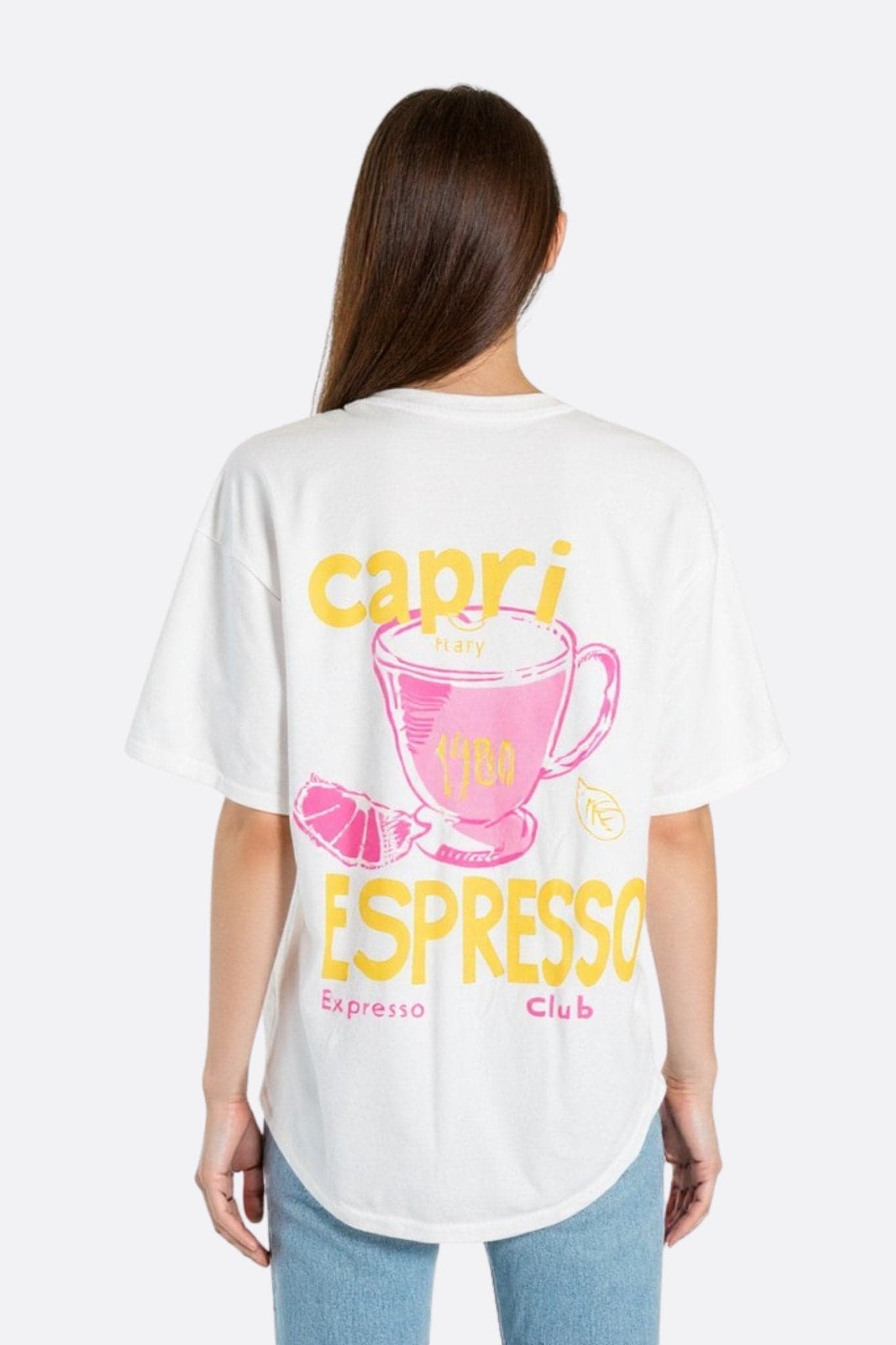 Detail des weißen Oversize-T-Shirts, Capri Espresso Club Print, das seine weiche Textur und seinen lässigen Stil hervorhebt...