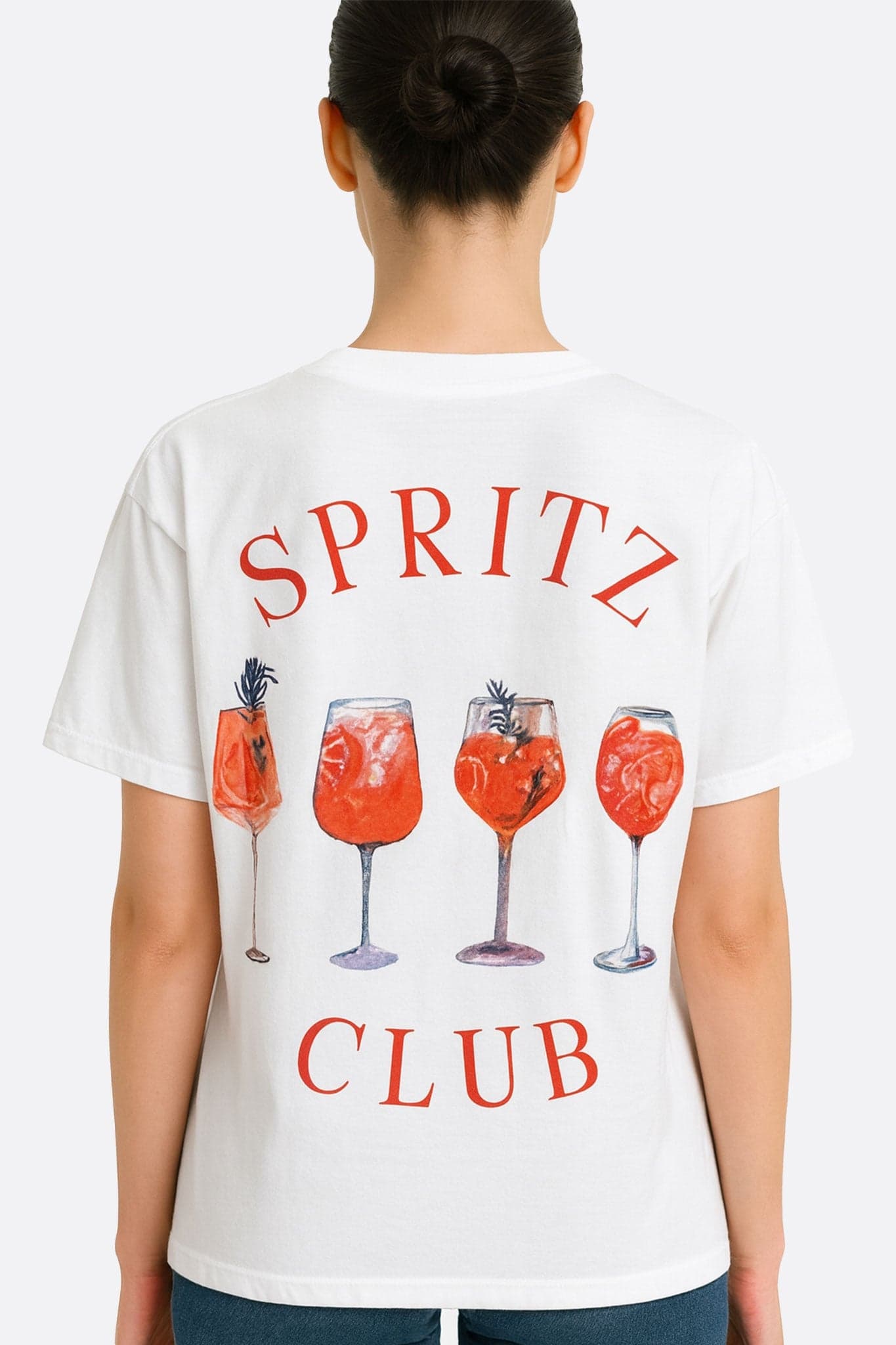 Camiseta blanca amplia con ilustración de spritz, una prenda fresca y divertida para salidas veraniegas elegantes.