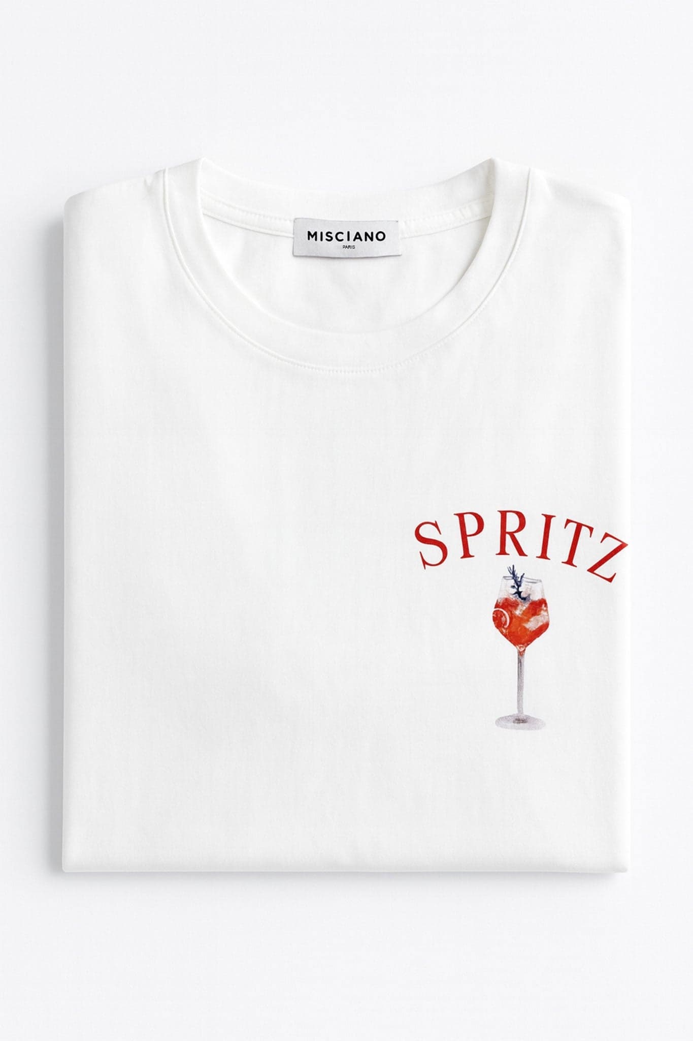 Otro ángulo de la camiseta blanca holgada, motivo de spritz visible, ideal para un estilo casual chic en verano.