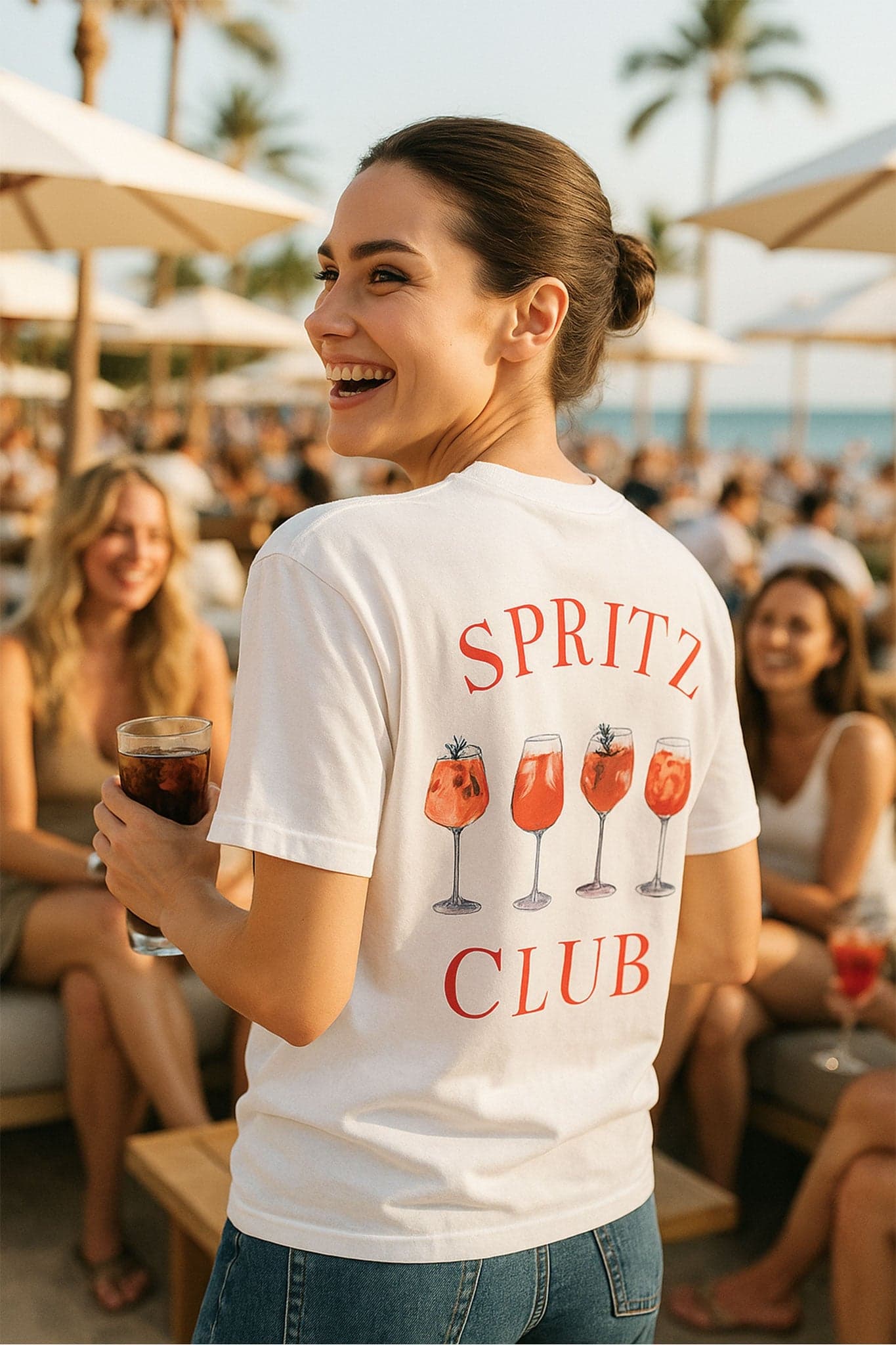 Detalle de la camiseta blanca oversize con motivo de spritz, una prenda divertida y refinada para noches de verano entre amigos.