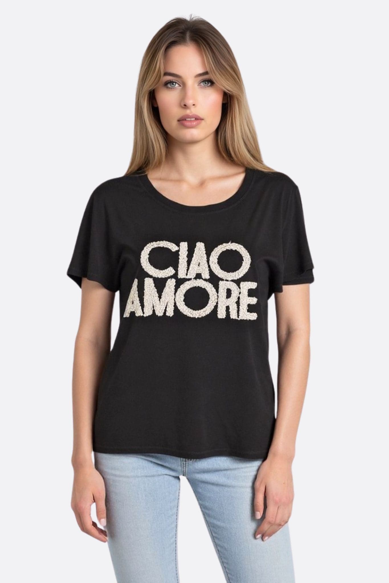 T-shirt oversize nera "CIAO AMORE" in cotone, ideale per esprimere il tuo amore per la dolce vita con stile.