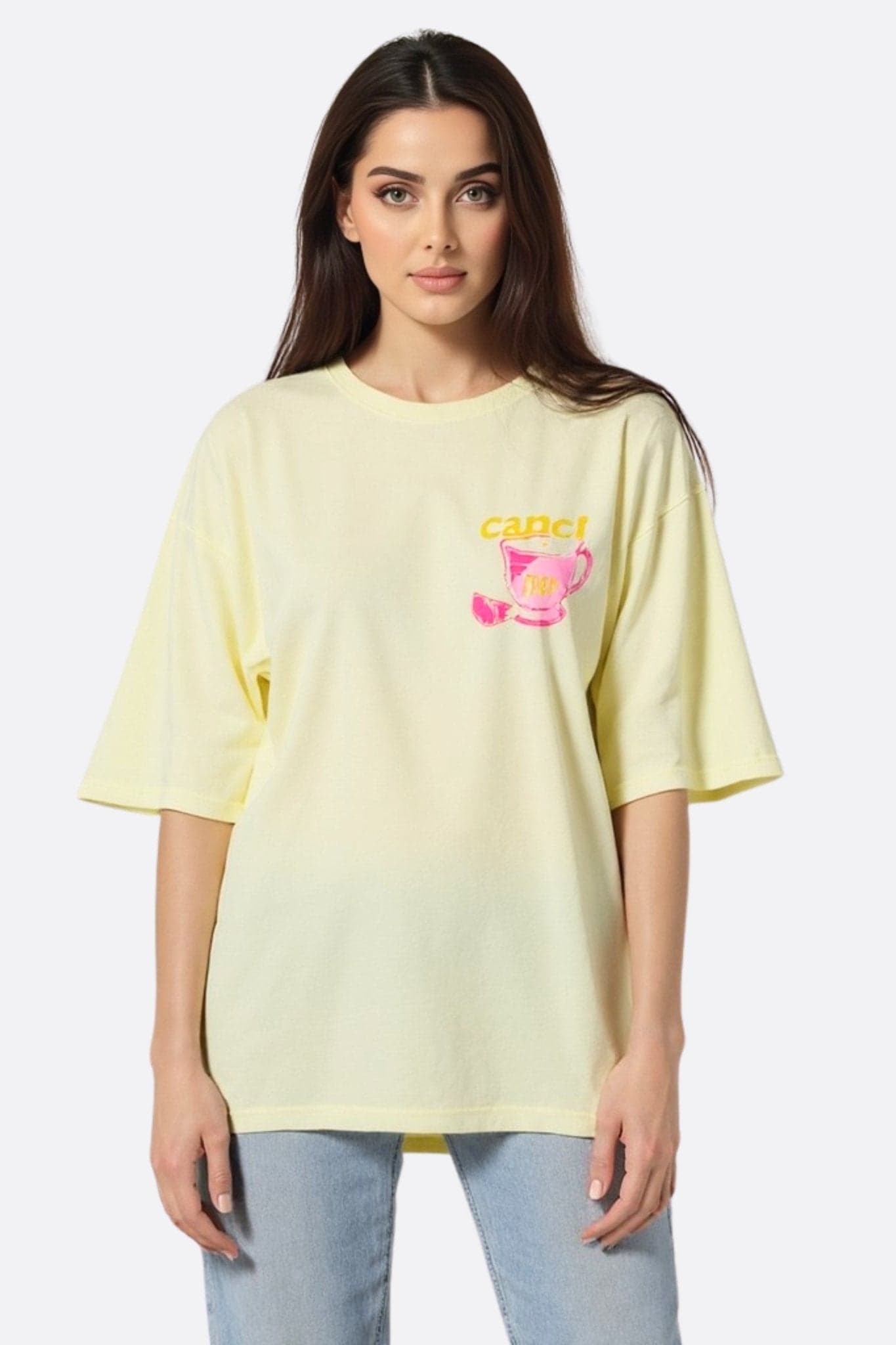 T-shirt oversize en jaune pastel avec motif Capri, chic et lumineux, idéal pour un look décontracté en journée.