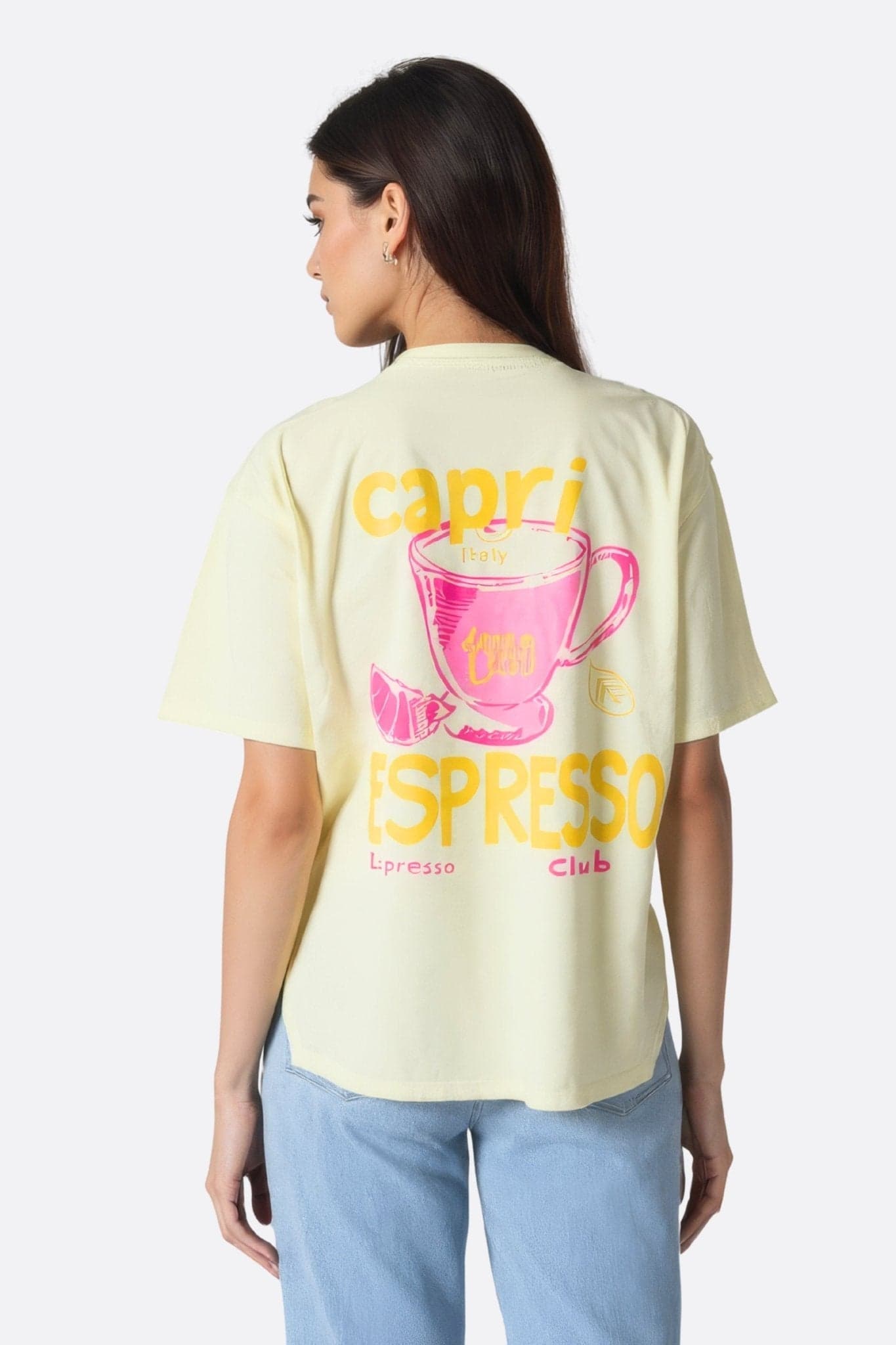Détail du t-shirt en jaune pastel avec imprimé Capri, offrant une coupe ample pour un style décontracté et élégant au...
