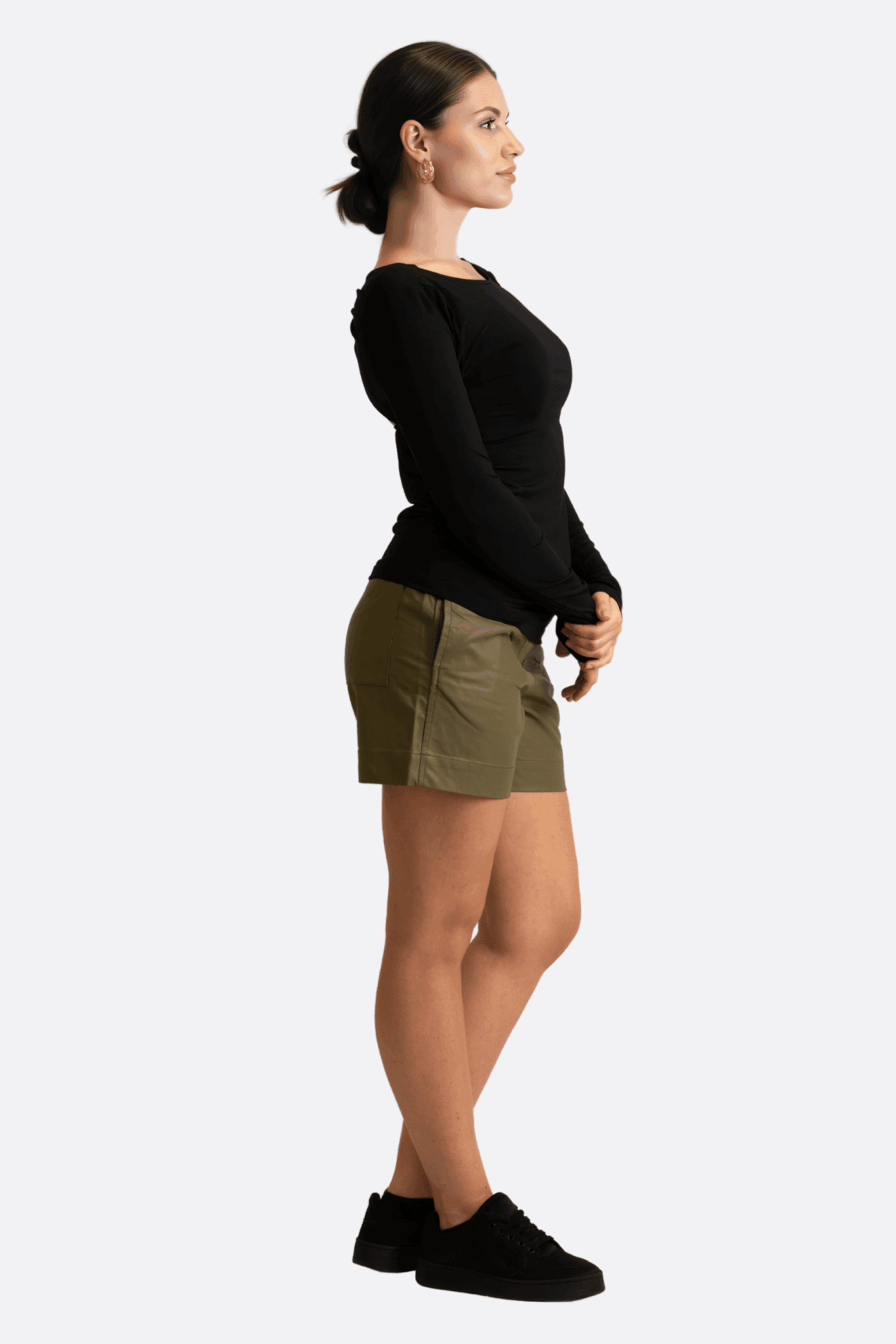 Detail am Bootsausschnitt eines schwarzen Langarm-T-Shirts, weiches Material, perfekt für einen schicken und anspruchsvollen Look.