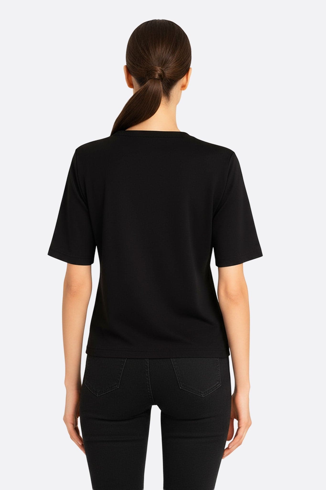 Zoom auf die Rückseite des schwarzen T-Shirts mit Pailletten, das einen Hauch von Eleganz für ein modernes Abendoutfit verleiht.