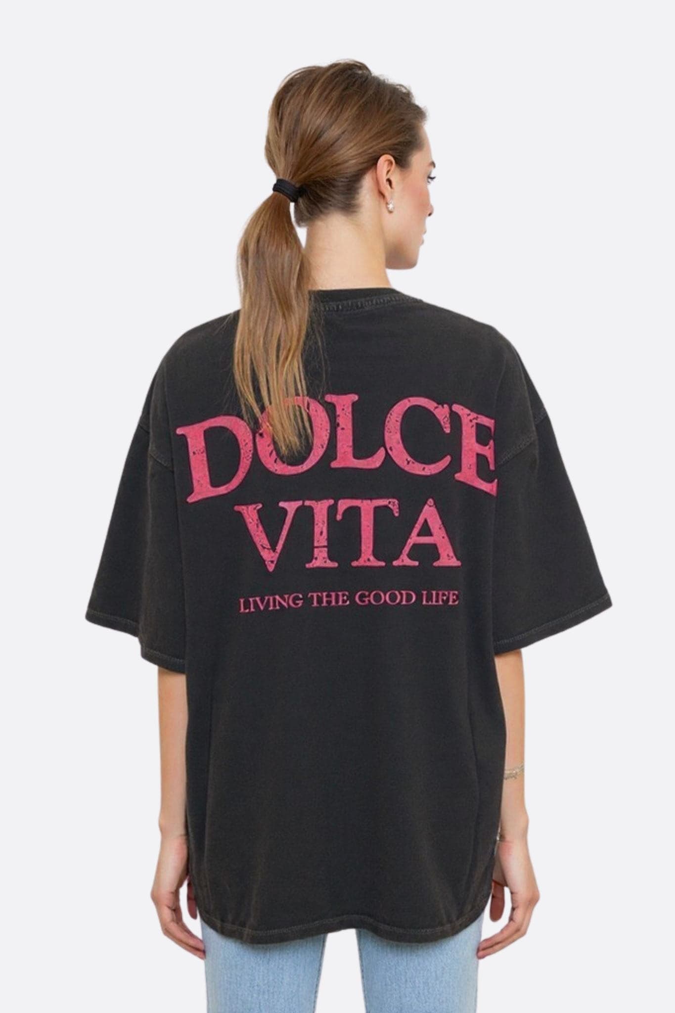 T-shirt oversize noir DOLCE VITA en coton délavé, idéal pour un look chic et décontracté lors d'une sortie estivale.