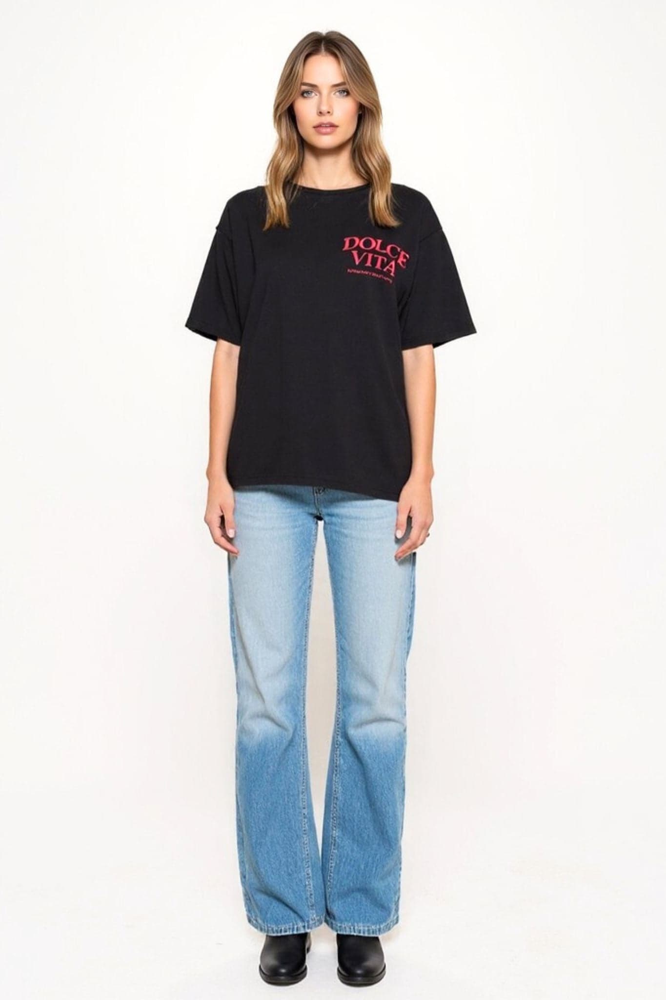 Zoom sur le T-shirt DOLCE VITA noir oversize en coton effet délavé, parfait pour des occasions décontractées et stylées.