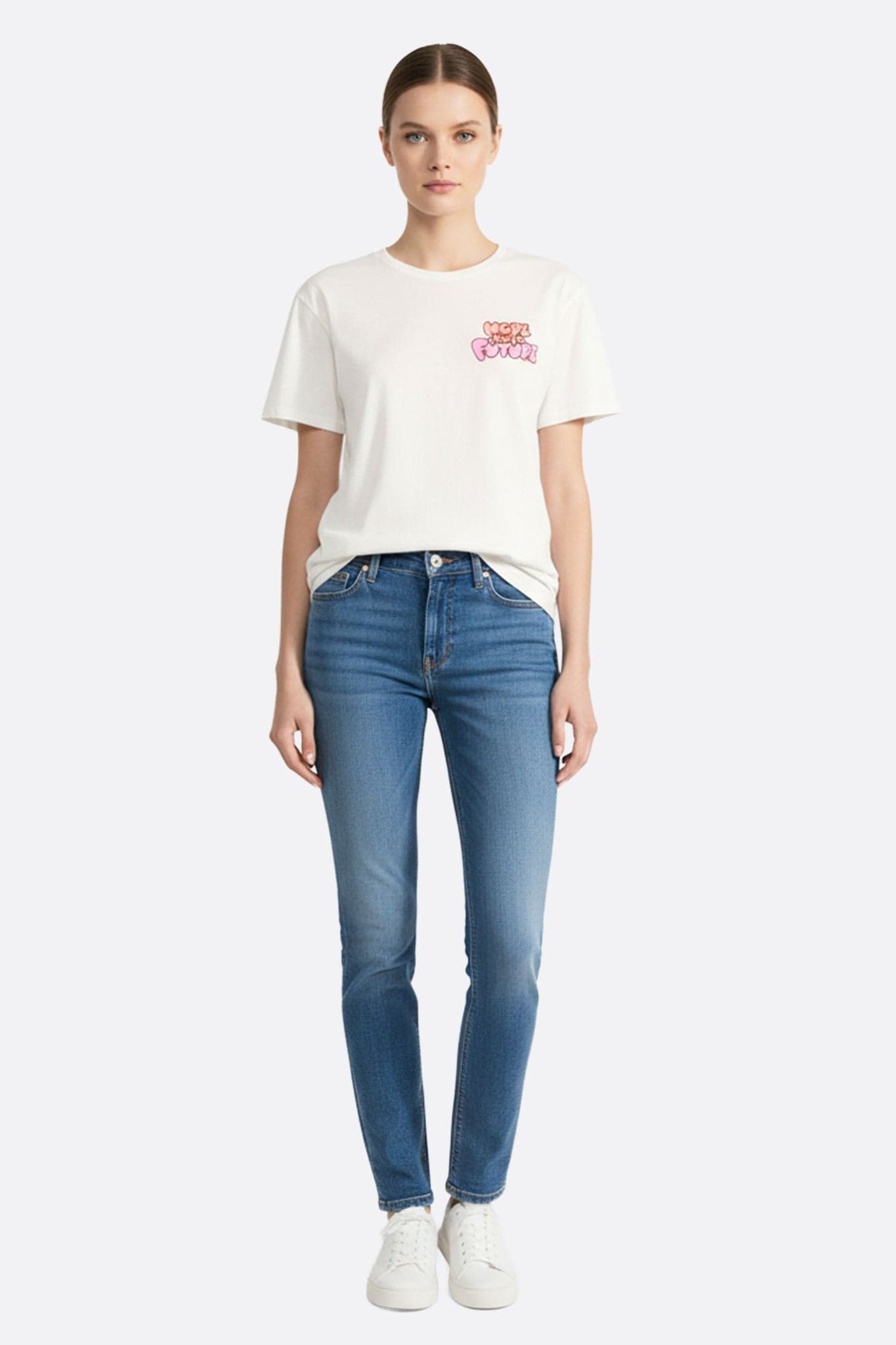 Detail des Kragens eines weißen Oversize-T-Shirts aus Baumwolle, perfekt für einen schicken und lässigen Look an einem Sommerabend.
