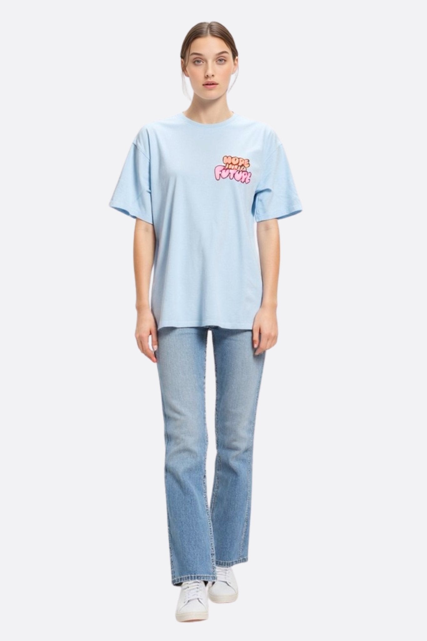 Primer plano de la camiseta oversize de algodón azul cielo, con mensaje positivo, perfecta para un look casual e inspirador.