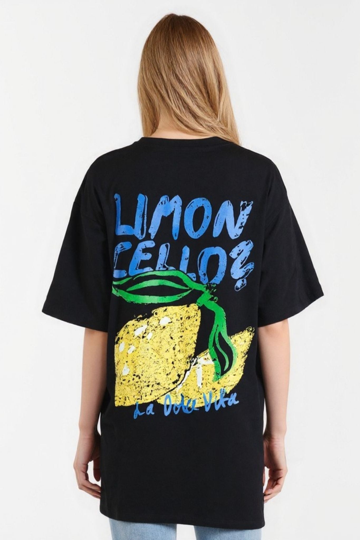 Dettaglio della t-shirt nera oversize in cotone, che mette in risalto il ricamo limone, perfetto per uno stile casual e raffinato.