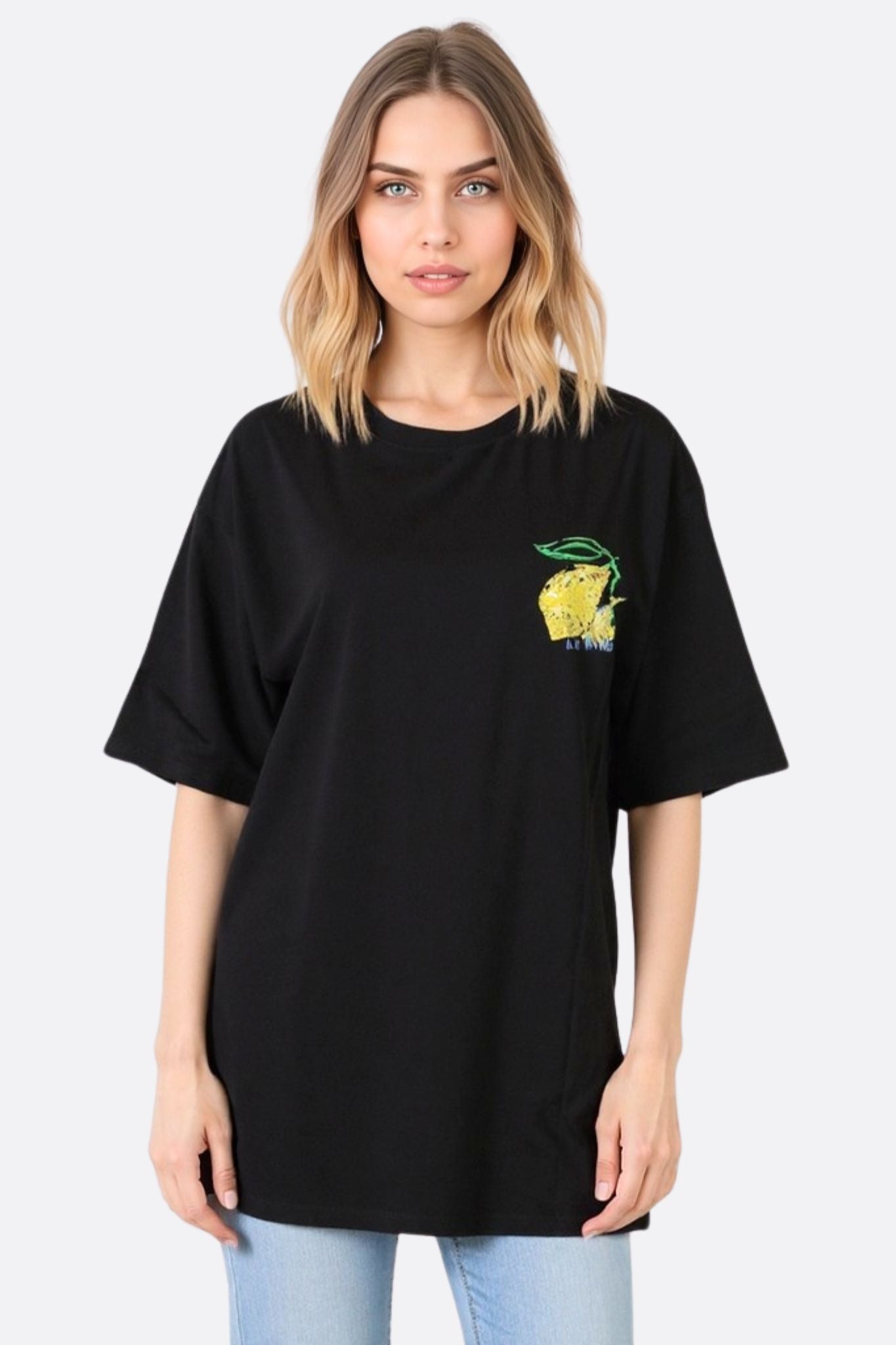 T-shirt nera in cotone morbido, fit oversize, ricamo limone minimalista, ideale per un look quotidiano elegante e fresco.