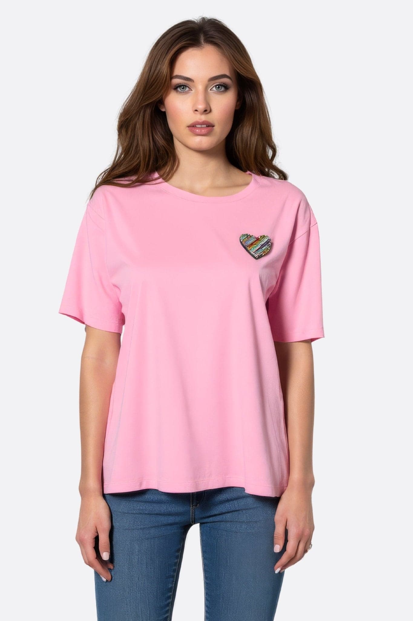 T-shirt rose tendre à manches courtes, orné d'une délicate broderie cœur, parfait pour une tenue casual élégante.