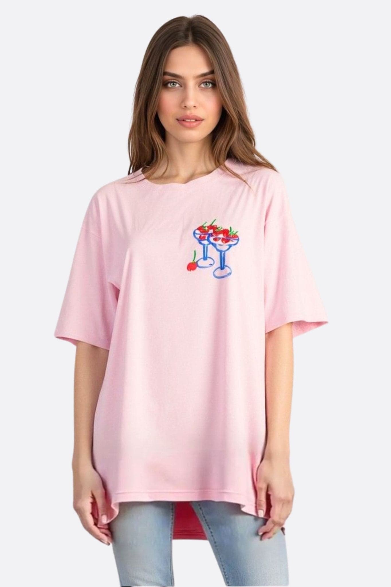 Loose pink Dolce Vita t-shirt with cherry print, ideal for combining comfort and style on a summer outing.