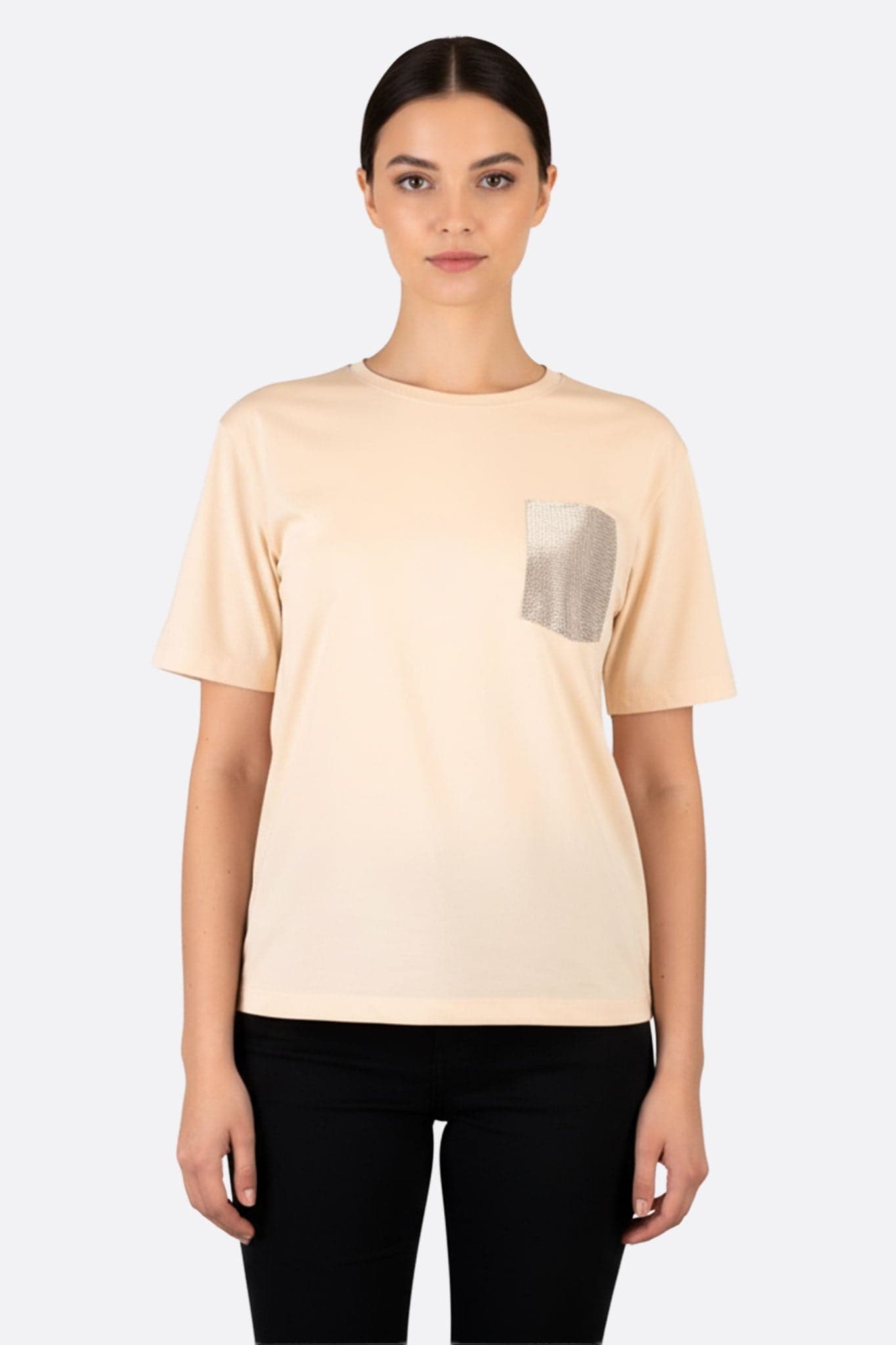 Schickes pastellrosa T-Shirt mit dezentem Glanz, perfekt für ein elegantes Outfit im Alltag oder am Abend.